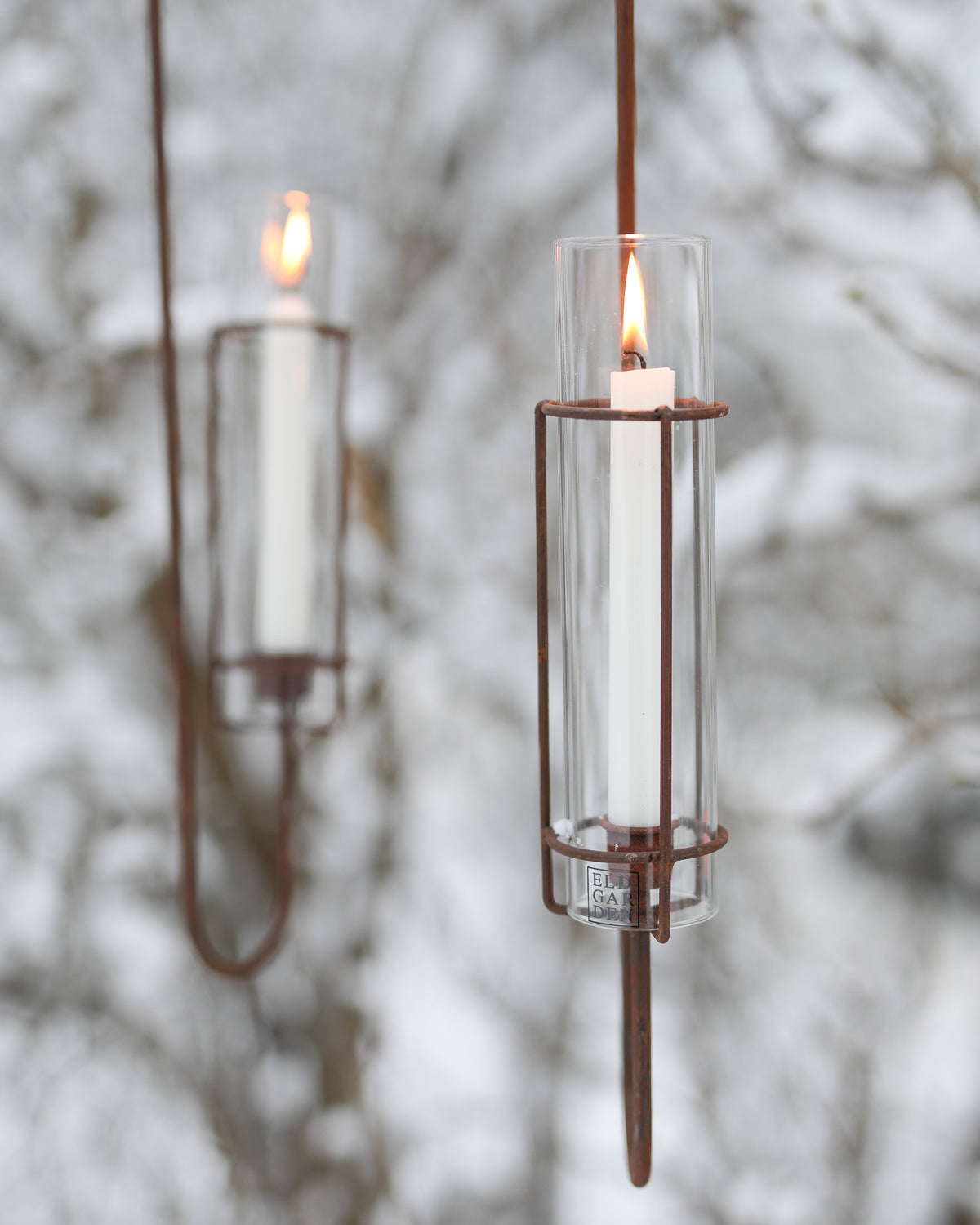 Outdoor Windlicht aus Glas – hängender Kerzenhalter im Garten