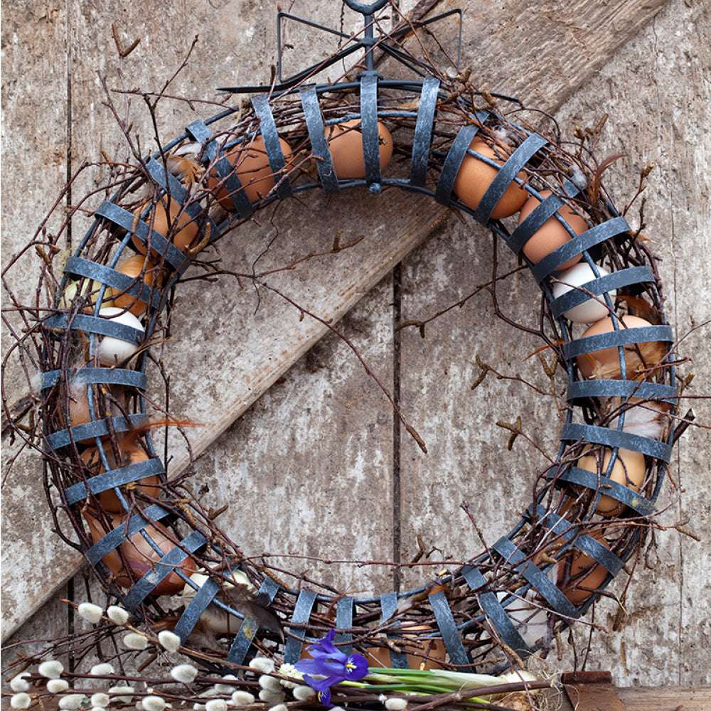 Mit Ostereiern befüllter Metallkranz in Anthrazit – dekorativer Kranz für jede Jahreszeit 