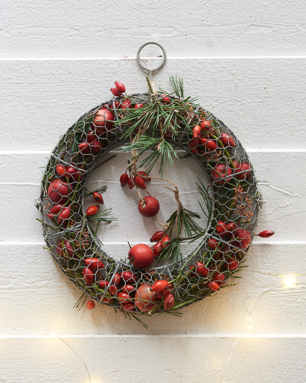 Metallkranz mit Hagebutten und Grün – stimmungsvolle Weihnachtsdekoration