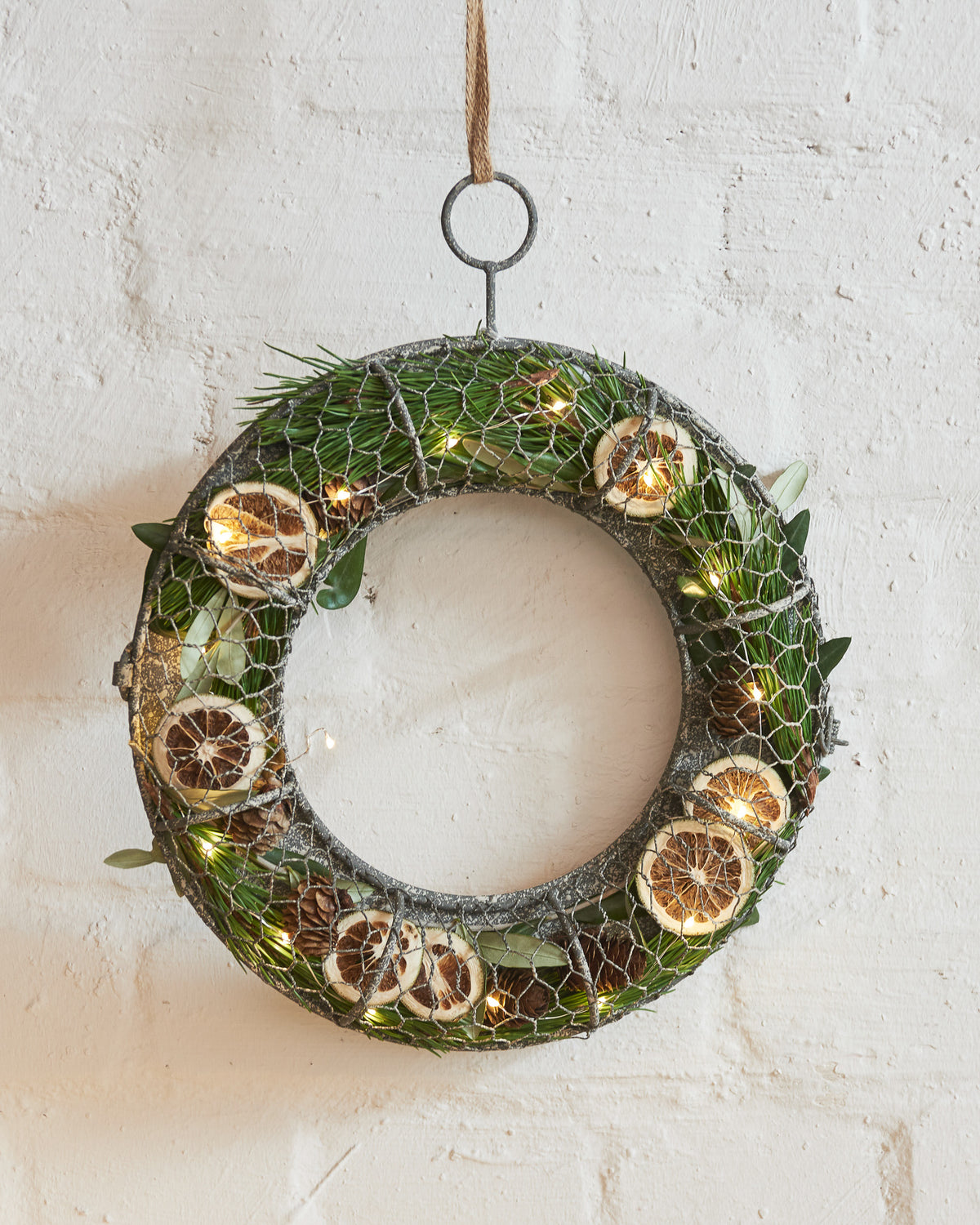 Metallkranz an der Wand – eleganter nordischer Dekostil im Garten