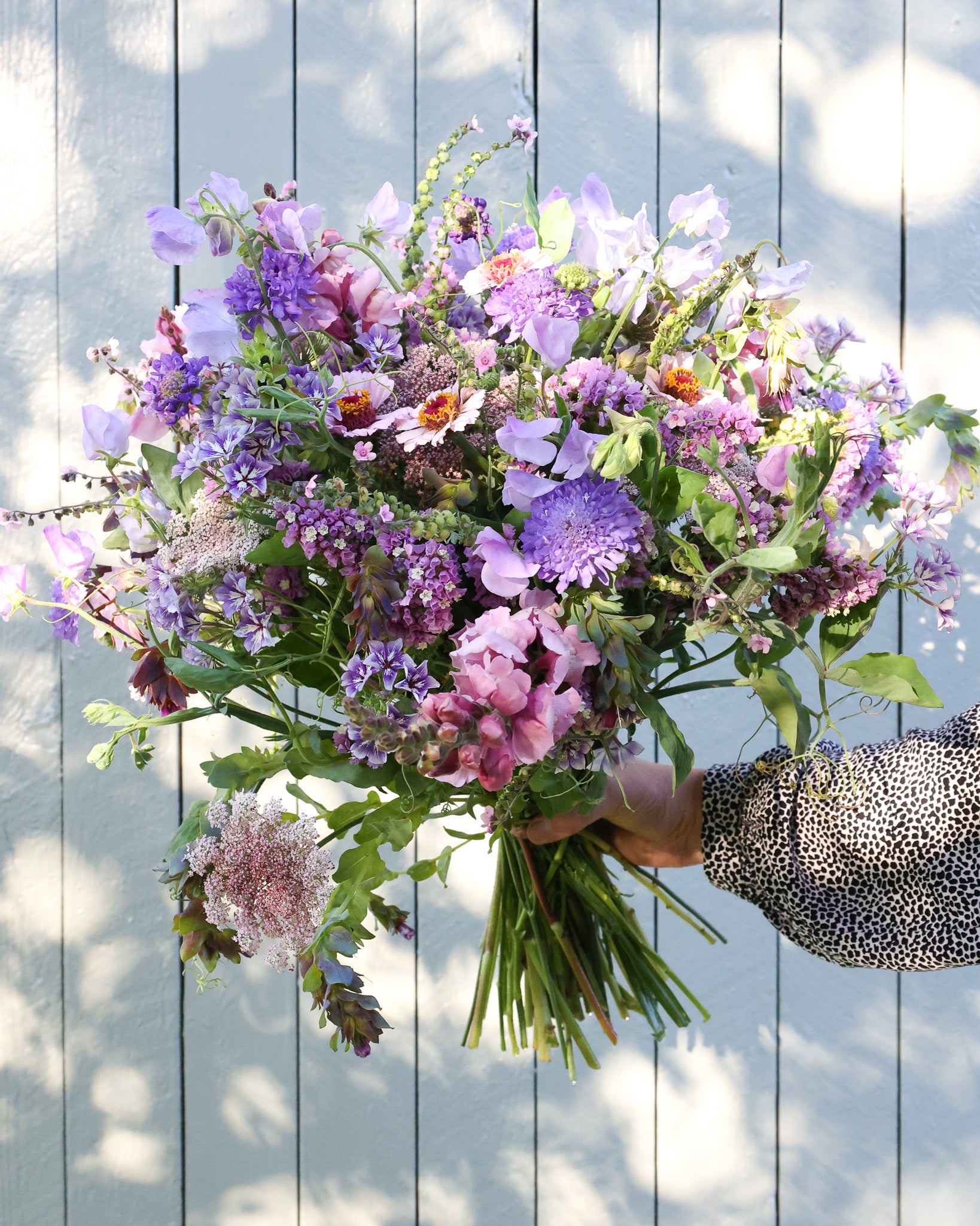 Locker gebundener Sommerstrauß aus dem Saatgutpaket Light Blue mit blauen, fliederfarbenen und pastelligen Blüten