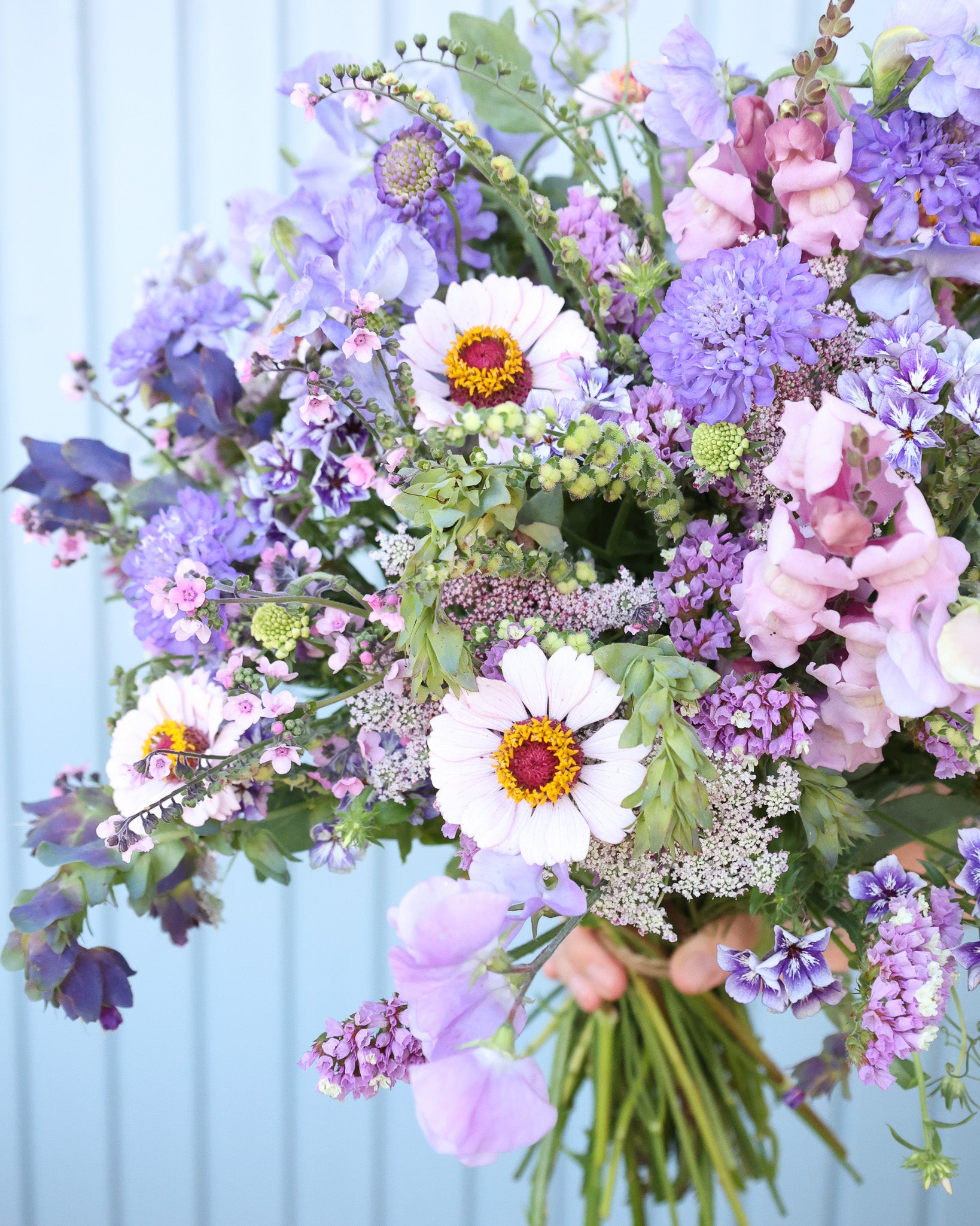 Locker gebundener Sommerstrauß aus dem Saatgutpaket Light Blue mit blauen, fliederfarbenen und pastelligen Blüten
