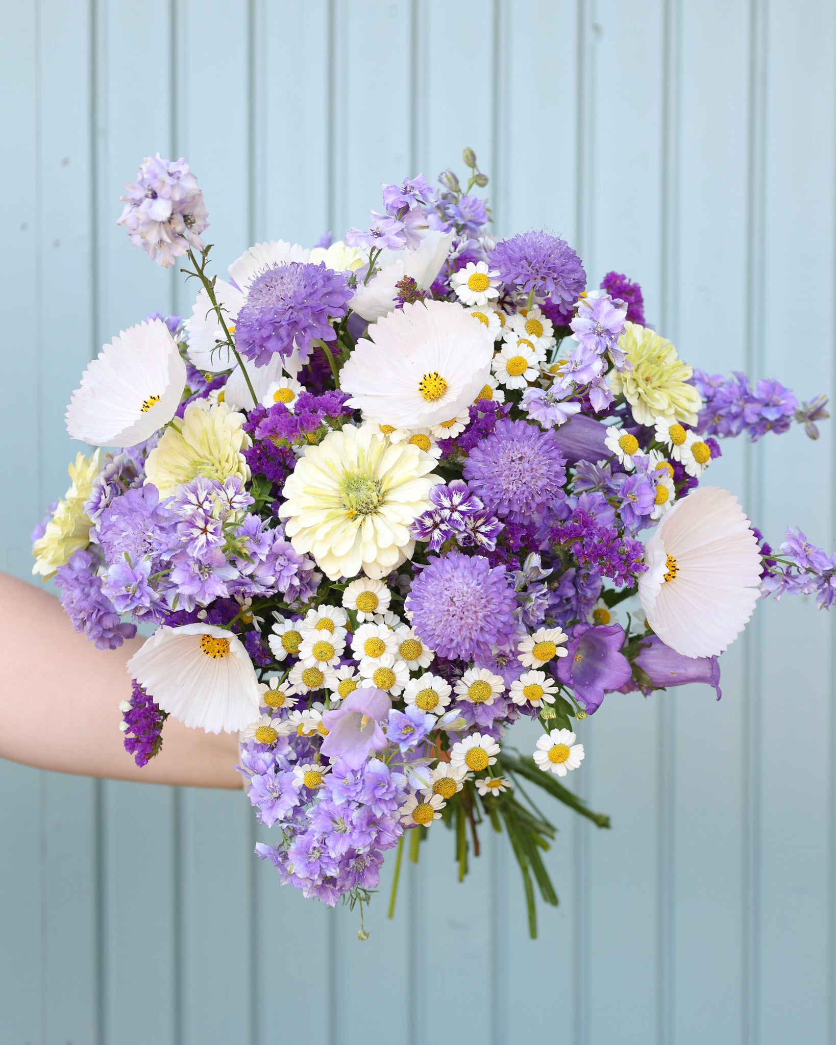Locker gebundener Sommerstrauß aus dem Saatgutpaket ›Violet Symphony‹ in Violett-, Blau- und Lavendeltönen.
