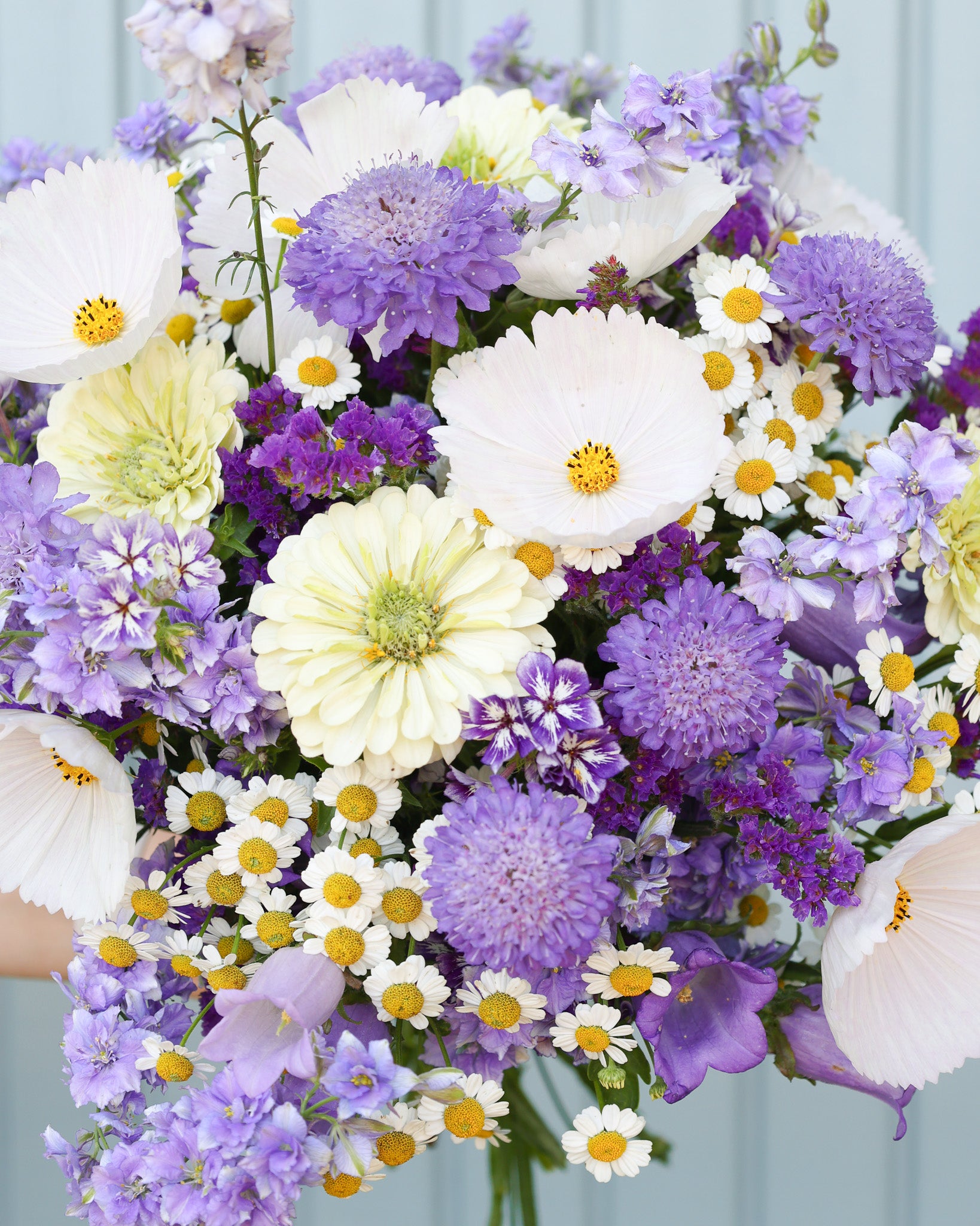 Locker gebundener Sommerstrauß aus dem Saatgutpaket Violet Symphony in Violett-, Blau- und Lavendeltönen.