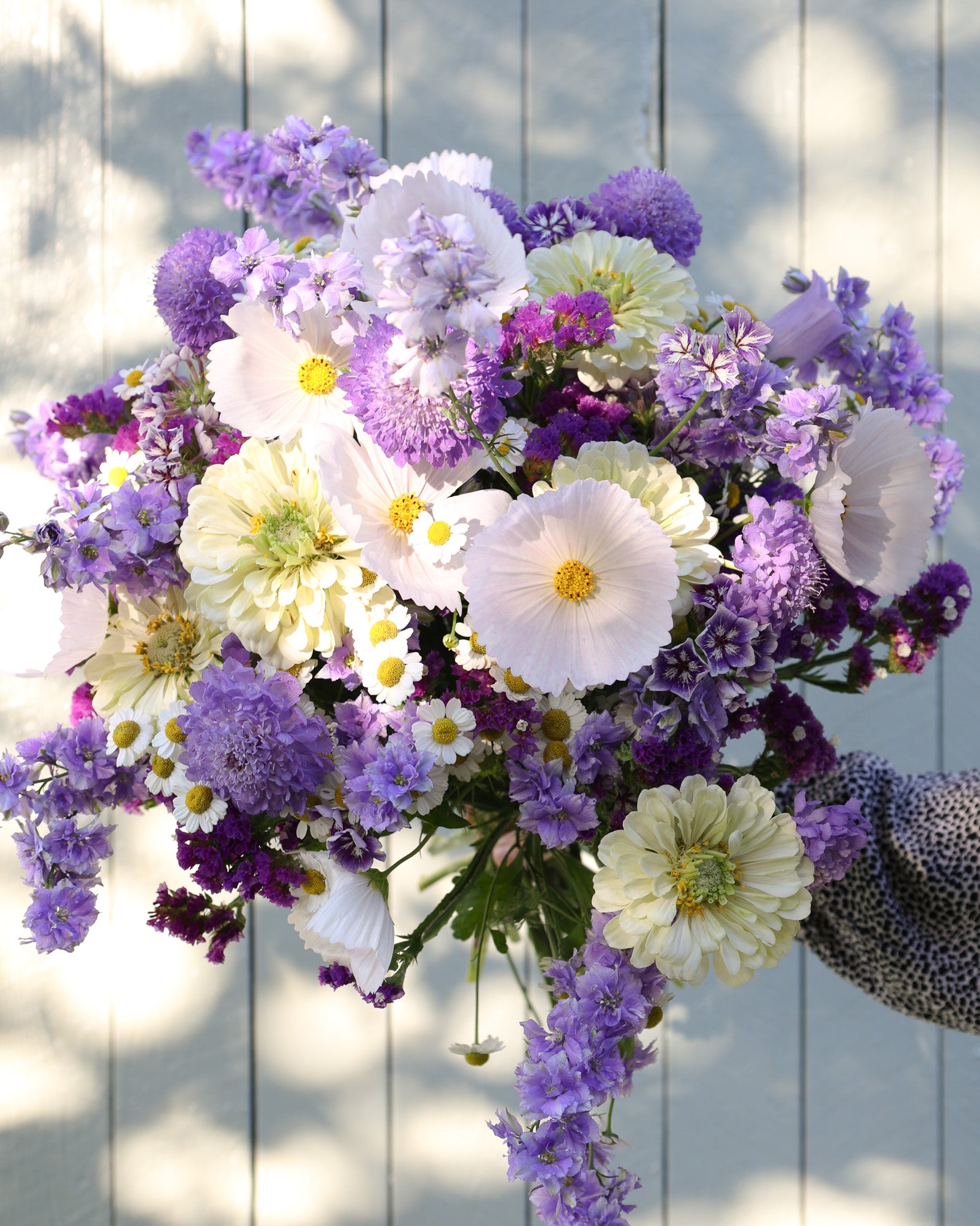 Locker gebundener Sommerstrauß aus dem Saatgutpaket Violet Symphony in Violett-, Blau- und Lavendeltönen.