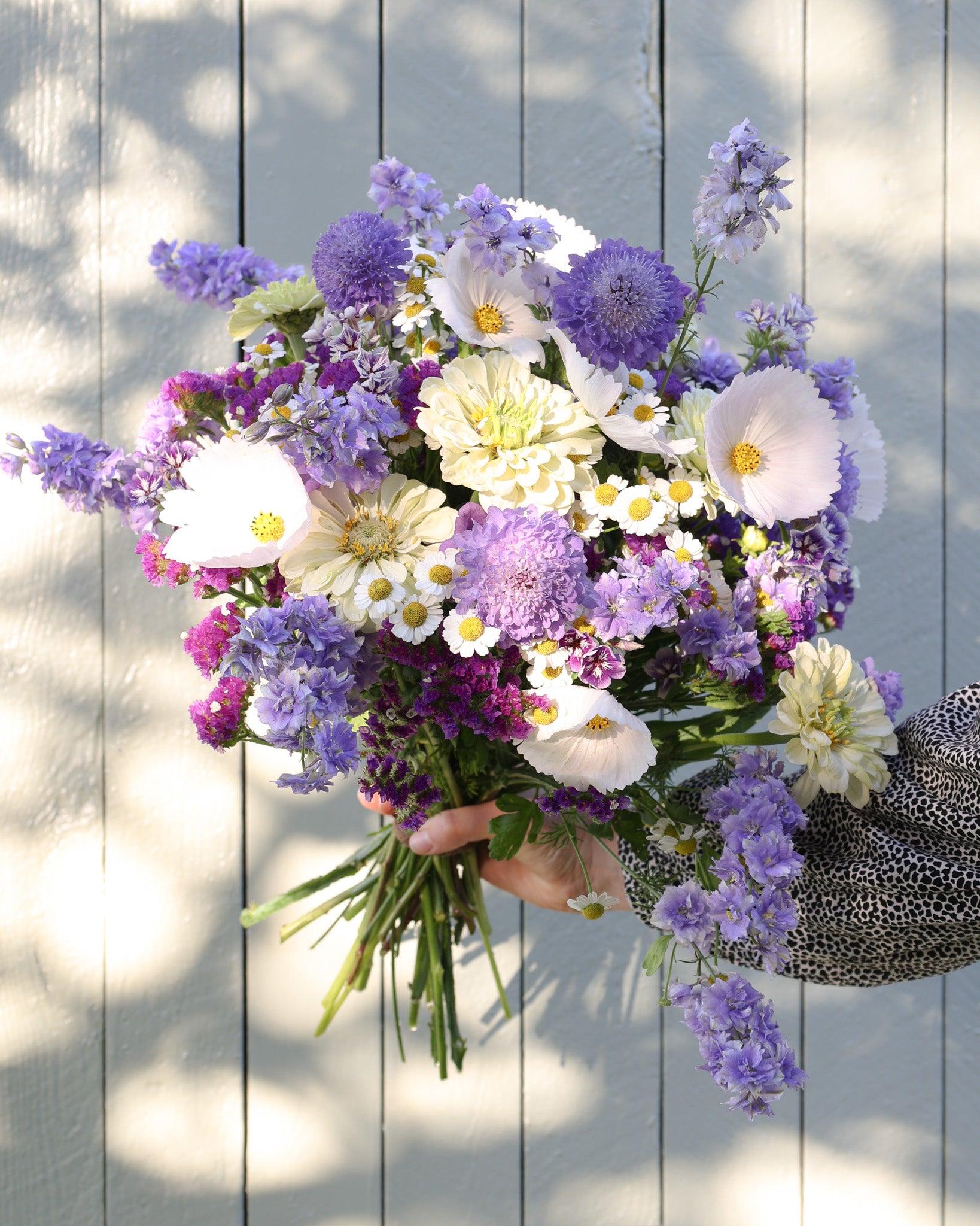 Locker gebundener Sommerstrauß aus dem Saatgutpaket Violet Symphony in Violett-, Blau- und Lavendeltönen.