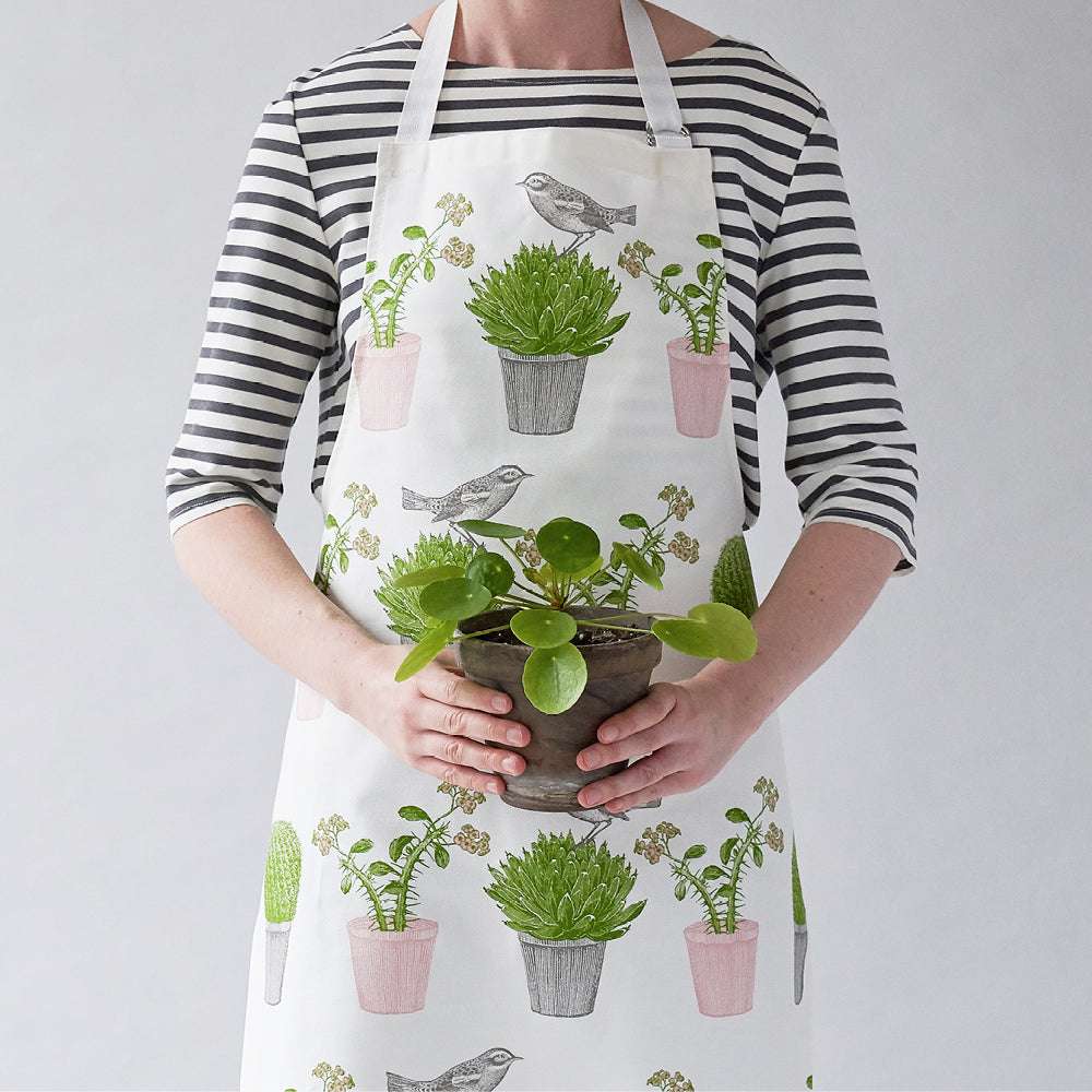 Schürze Vogel & Kaktus von Thornback & Peel – getragen