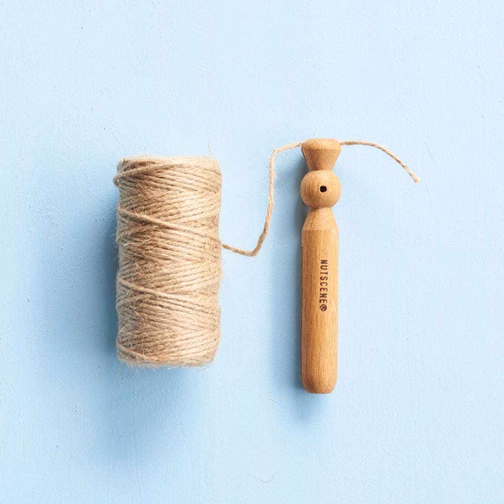 Garnschneider Snippet Twine Dolly mit Jutegarn von Nutscene