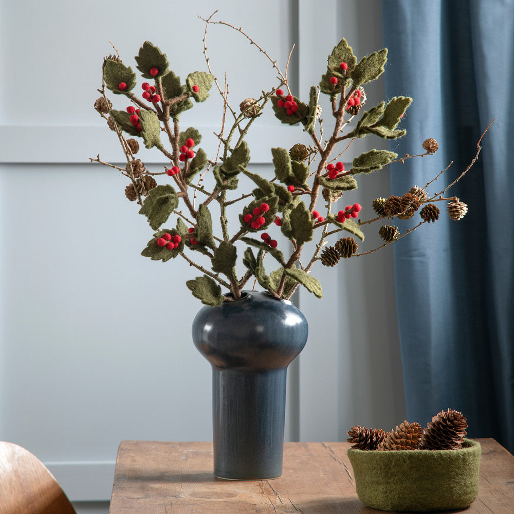 Handgefilzter Stechpalmenzweig von Gry & Sif – Winter- und Weihnachtsdeko aus Schurwolle