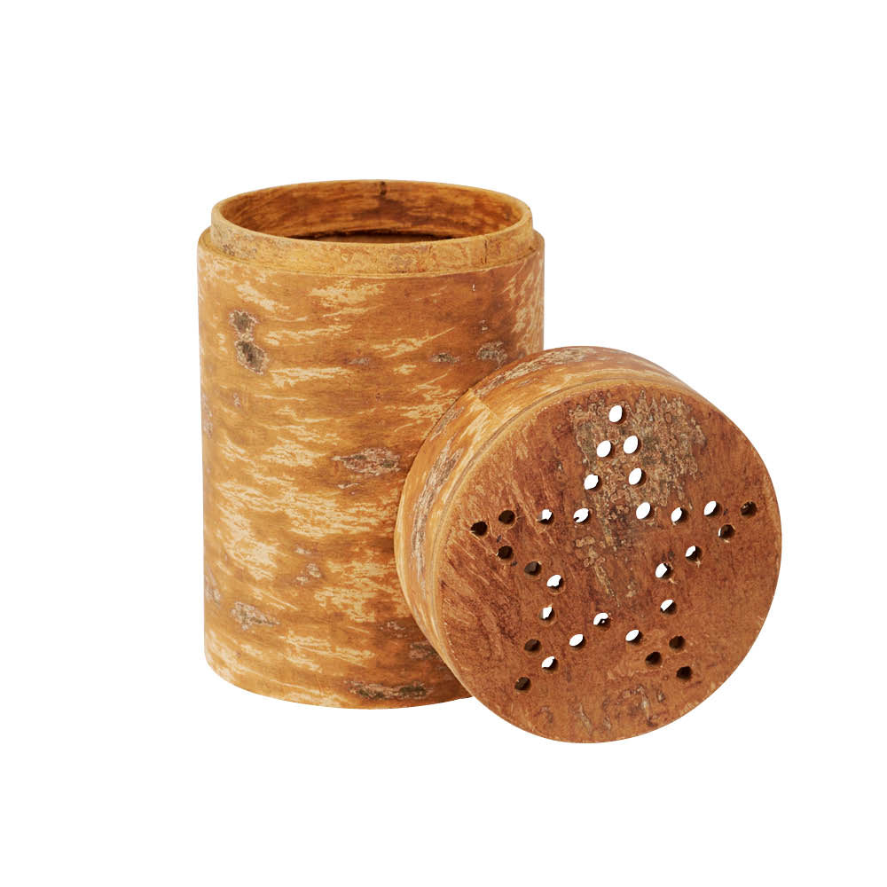 Rustikaler Holzzylinder mit abnehmbarem Deckel und sternförmigem Lochmuster, ideal für die Heimdekoration.