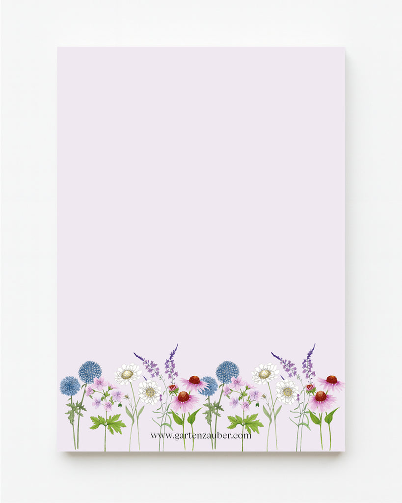 Notizblock A5 mit handgezeichnetem Stauden-Motiv aus der Gartenzauber Papeterie – zarte Blütenillustration in Blau, Rosa und Weiß