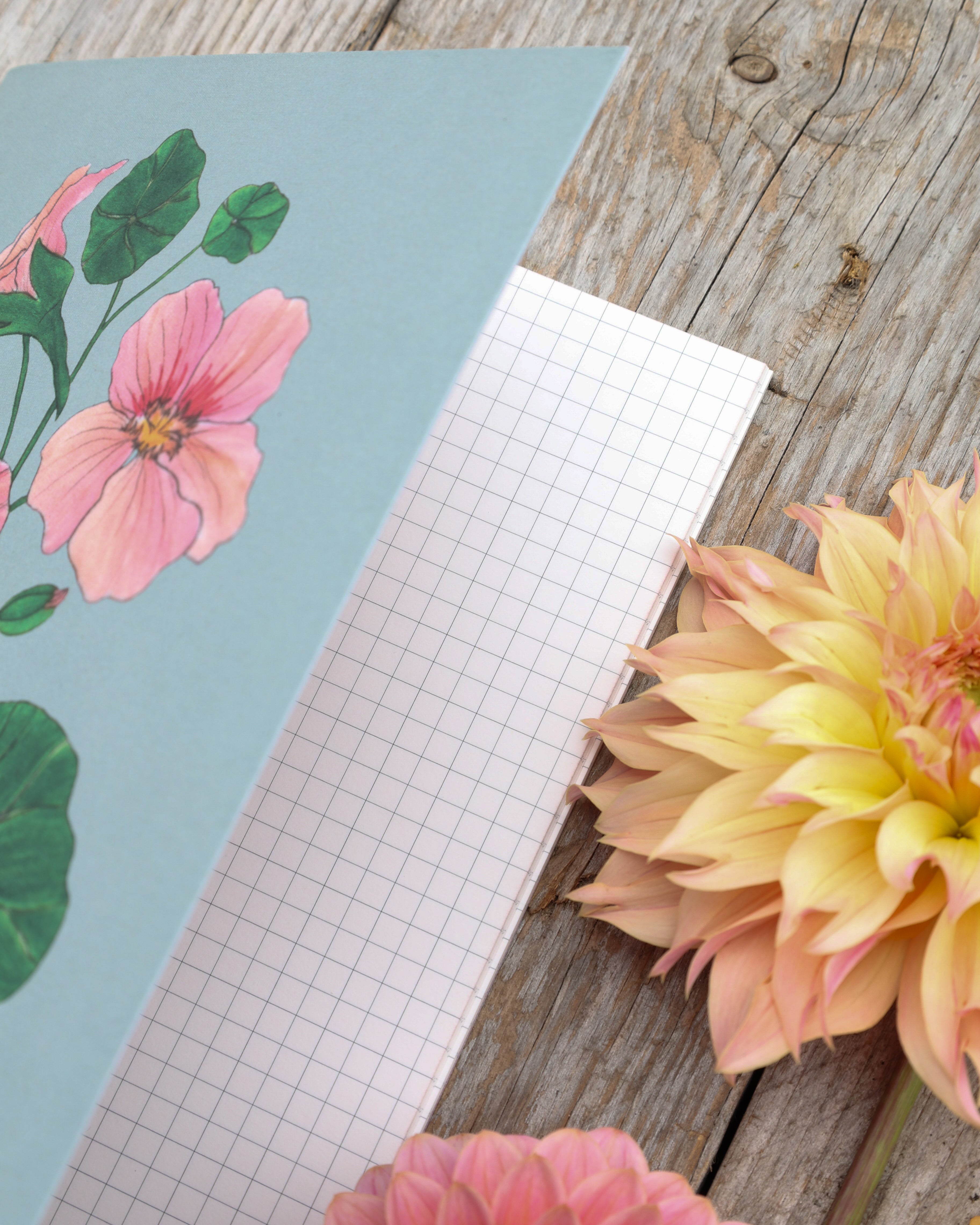 Innenansicht des A5 Notizhefts Kapuzinerkresse – Gartenzauber Papeterie mit karierten Seiten.