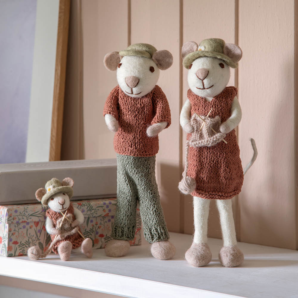 Anhaenger weisse  Maus mit Hut und Kleid sitzendes Filztier Gry und Sif