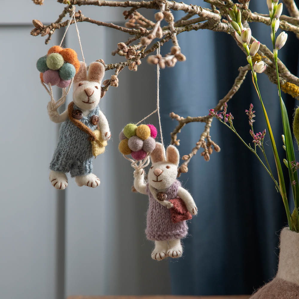 Anhaenger weisses  Filzhaeschen mit Hose und Luftballons Filztier von Gry und Sif