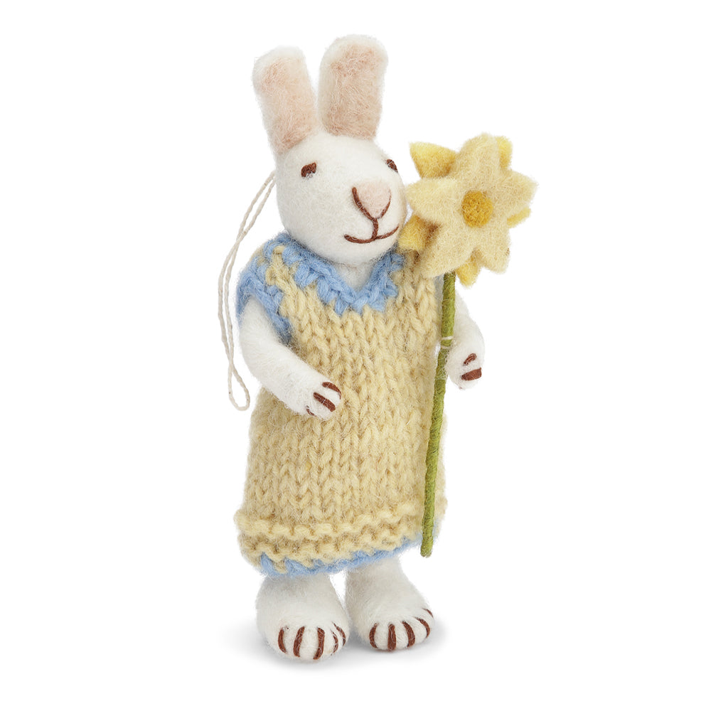 Weißes Filzhäschen mit Kleid und Blume von Gry & Sif