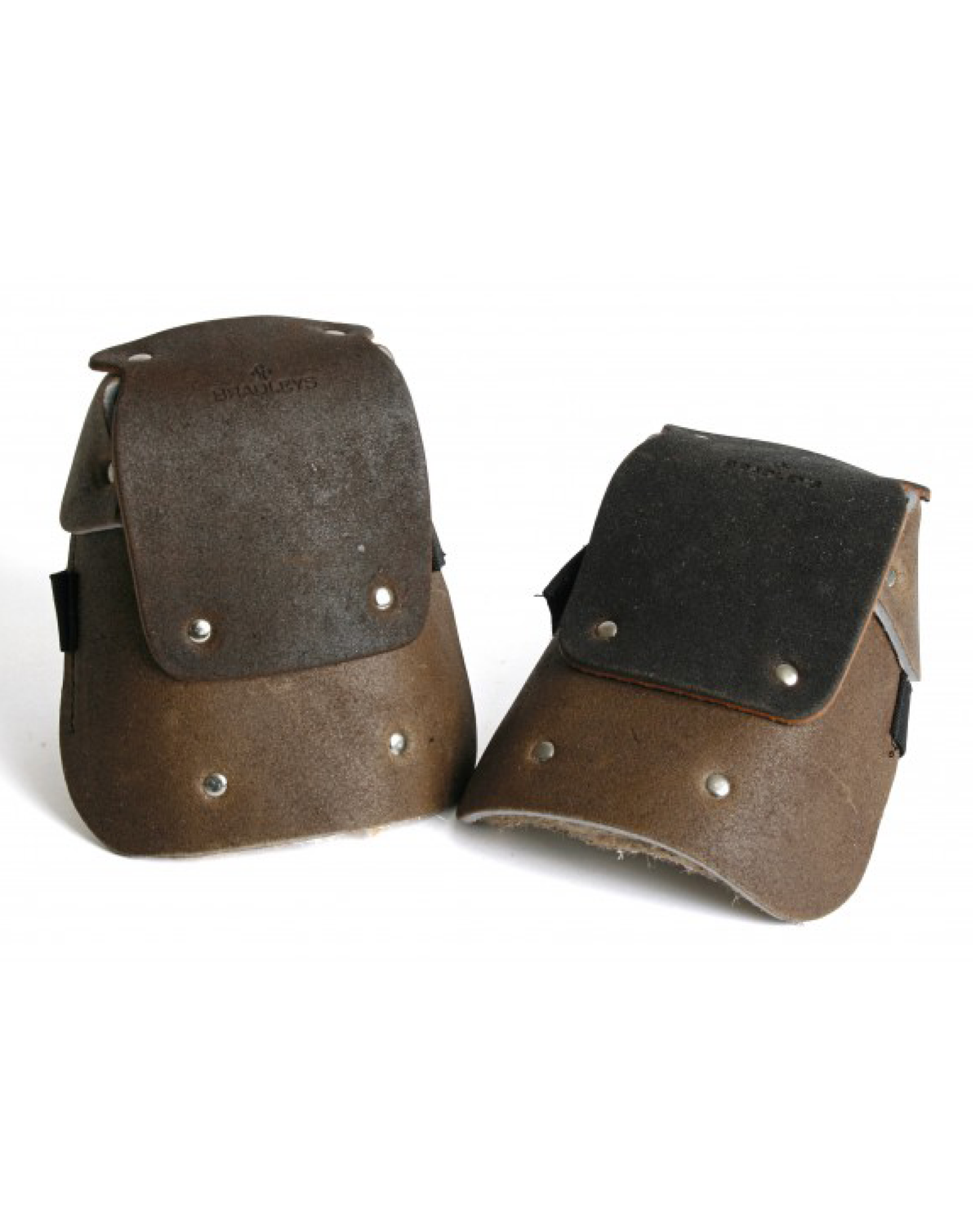 Braune Knieschoner aus Leder mit verstärkten Nähten und Schnallen, ideal für handwerkliche Arbeiten oder Gartenarbeit.