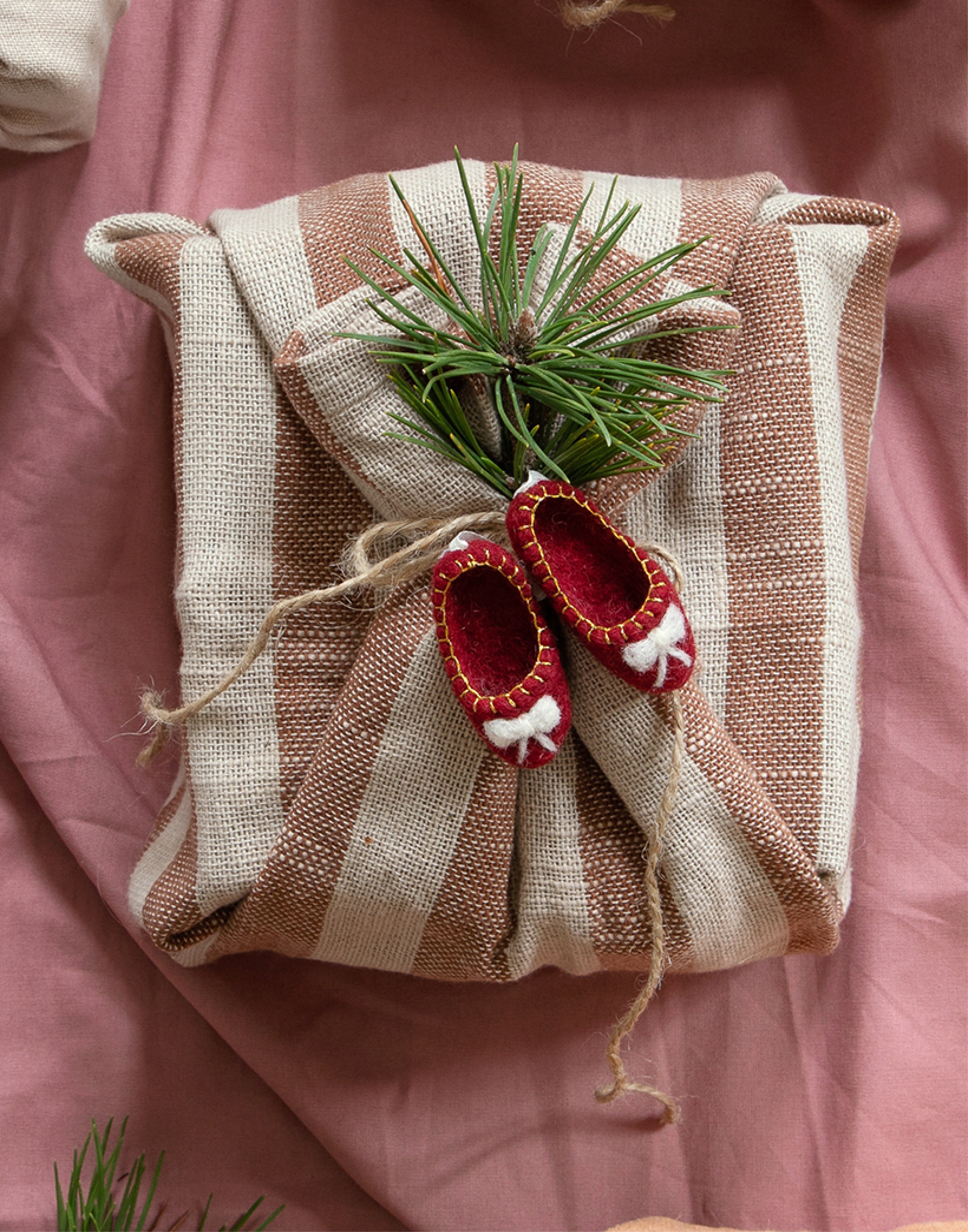 Rote, handgefilzte Ballerina-Schuhe mit Herz von Gry & Sif – als liebevoller Geschenkanhänger