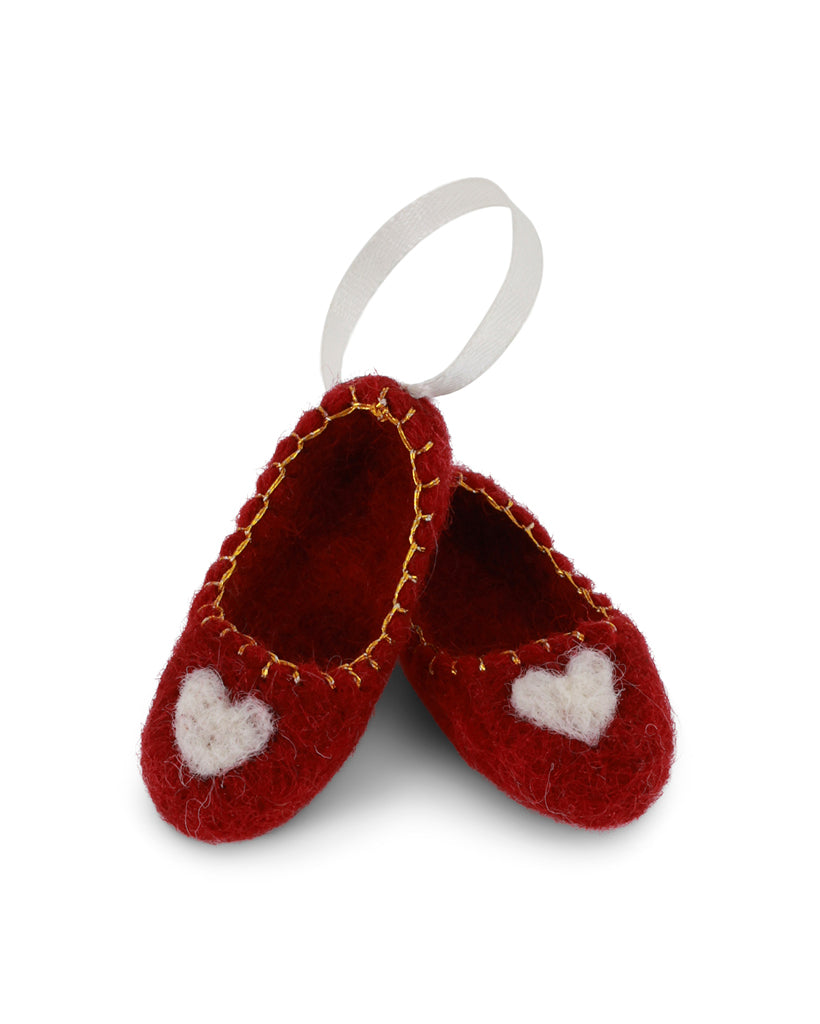 Rote, handgefilzte Ballerina-Schuhe mit Herz von Gry & Sif – Weihnachtsdekoration im skandinavischen Stil.