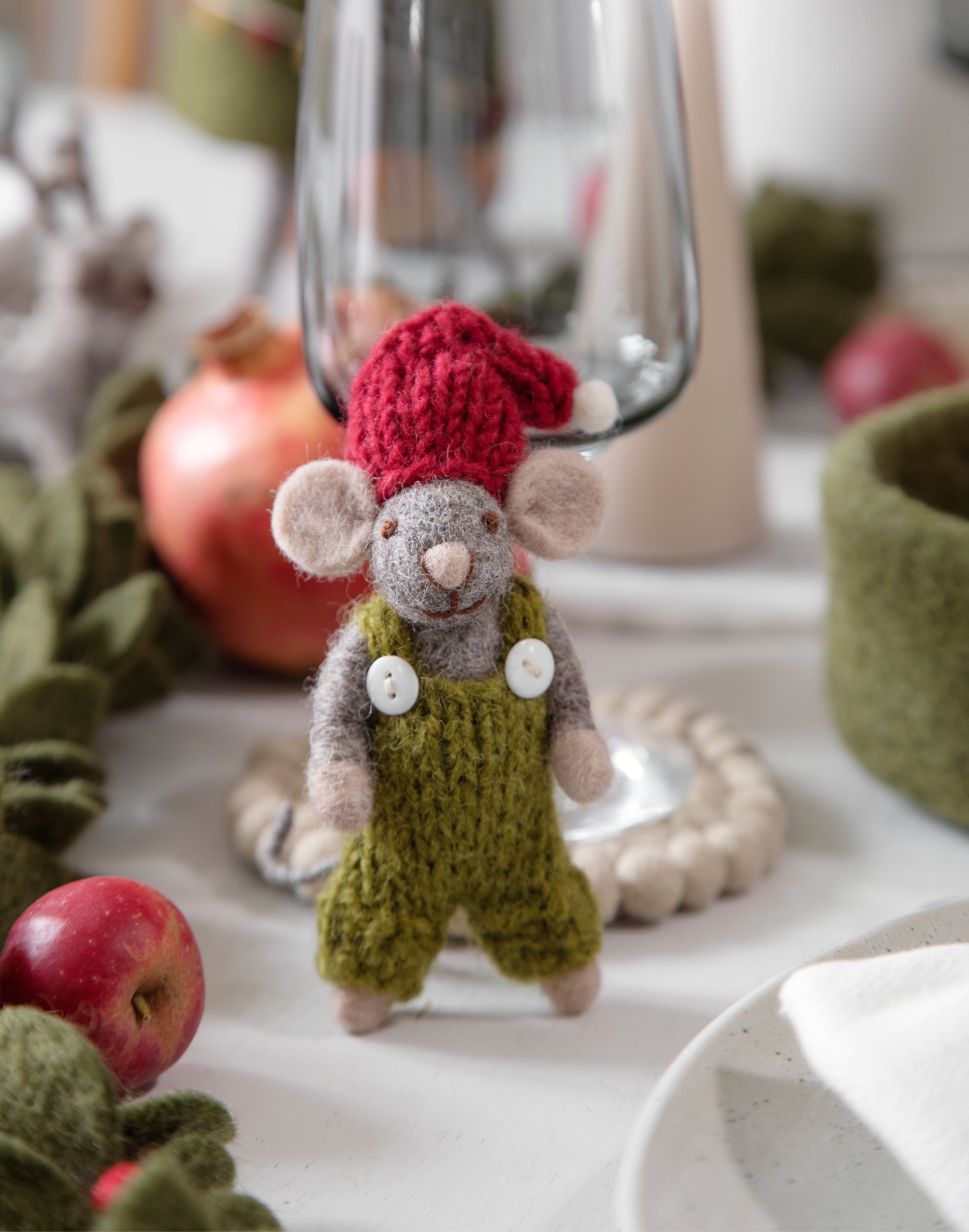 Handgefilzter Filzanhänger Graue Maus mit grüner Latzhose von Gry & Sif – Winter- und Weihnachtsdeko aus Schurwolle