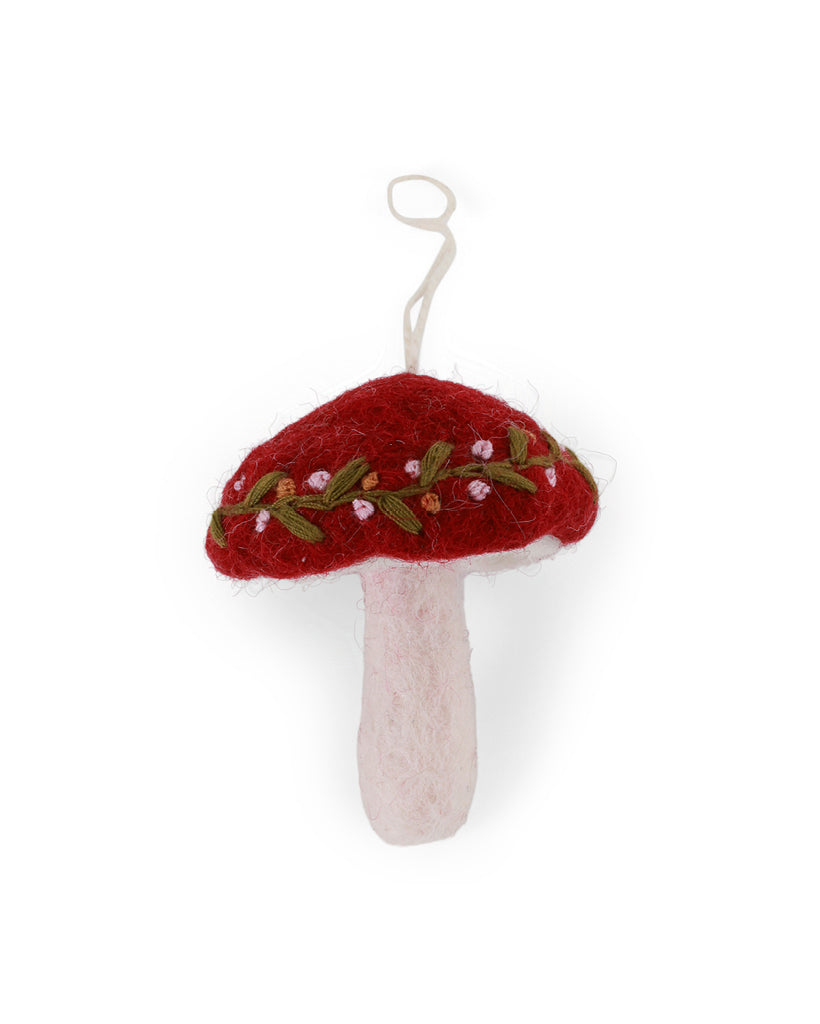 Handgefilzter roter Pilz mit Stickerei von Gry & Sif – weihnachtliche Dekoration im skandinavischen Stil.