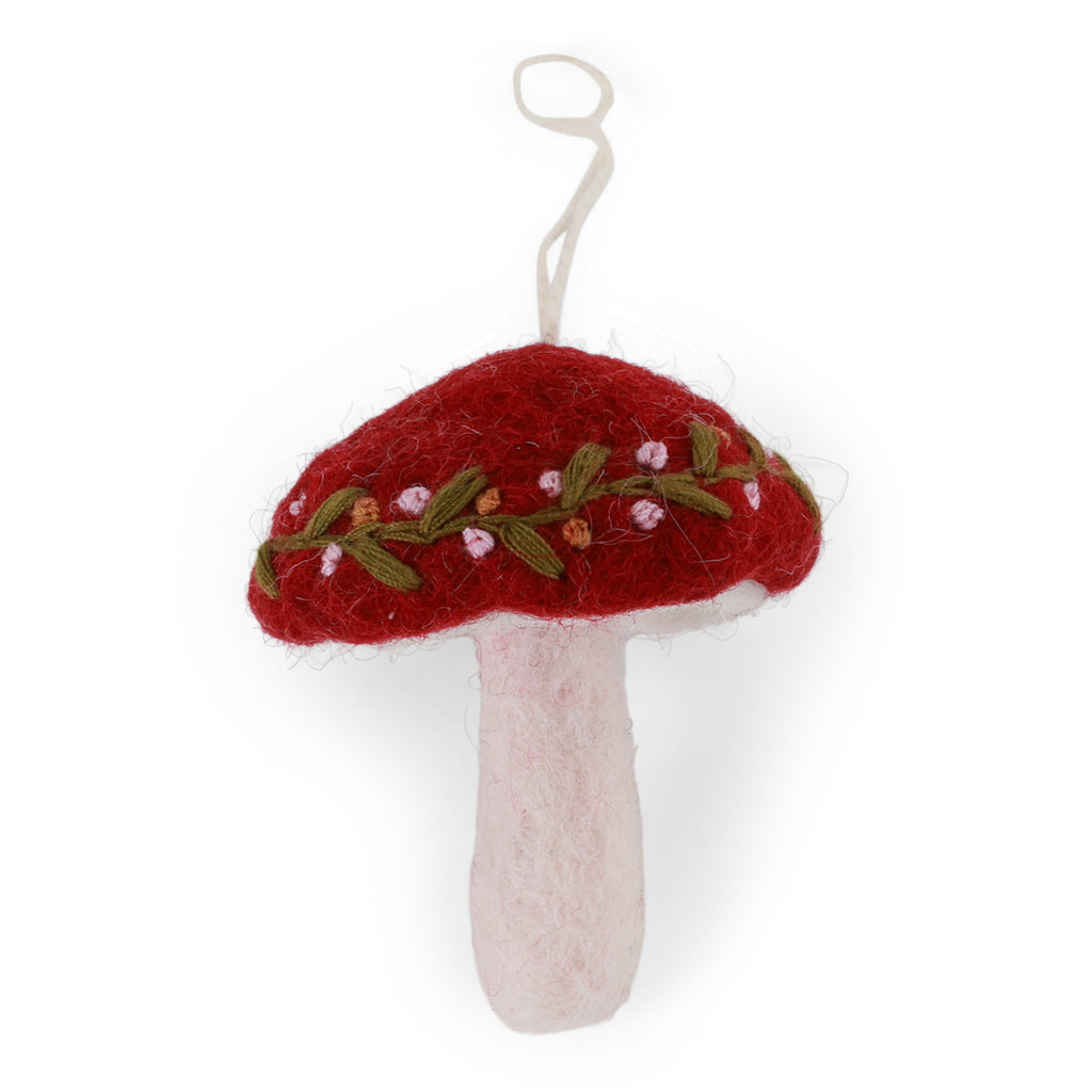 Handgefilzter roter Pilz mit Stickerei von Gry & Sif – weihnachtliche Dekoration im skandinavischen Stil.