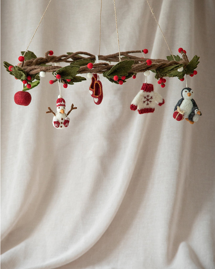 Rote, handgefilzte Ballerina-Schuhe mit Herz von Gry & Sif – dekoriert mit weiteren Filzanhängern