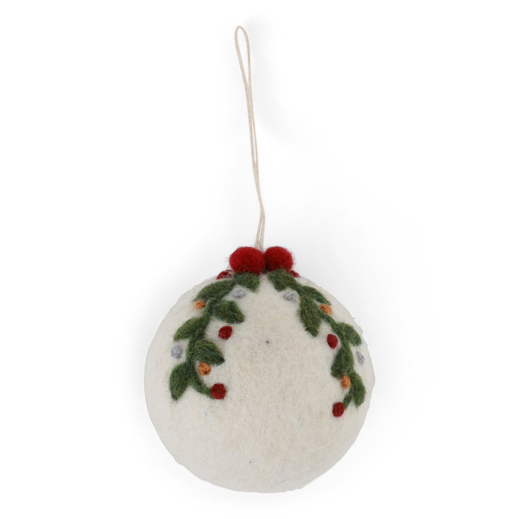 Handgefilzte weiße Weihnachtskugel mit gestickter Girlande von Gry & Sif – skandinavische Weihnachtsdekoration aus Filz.
