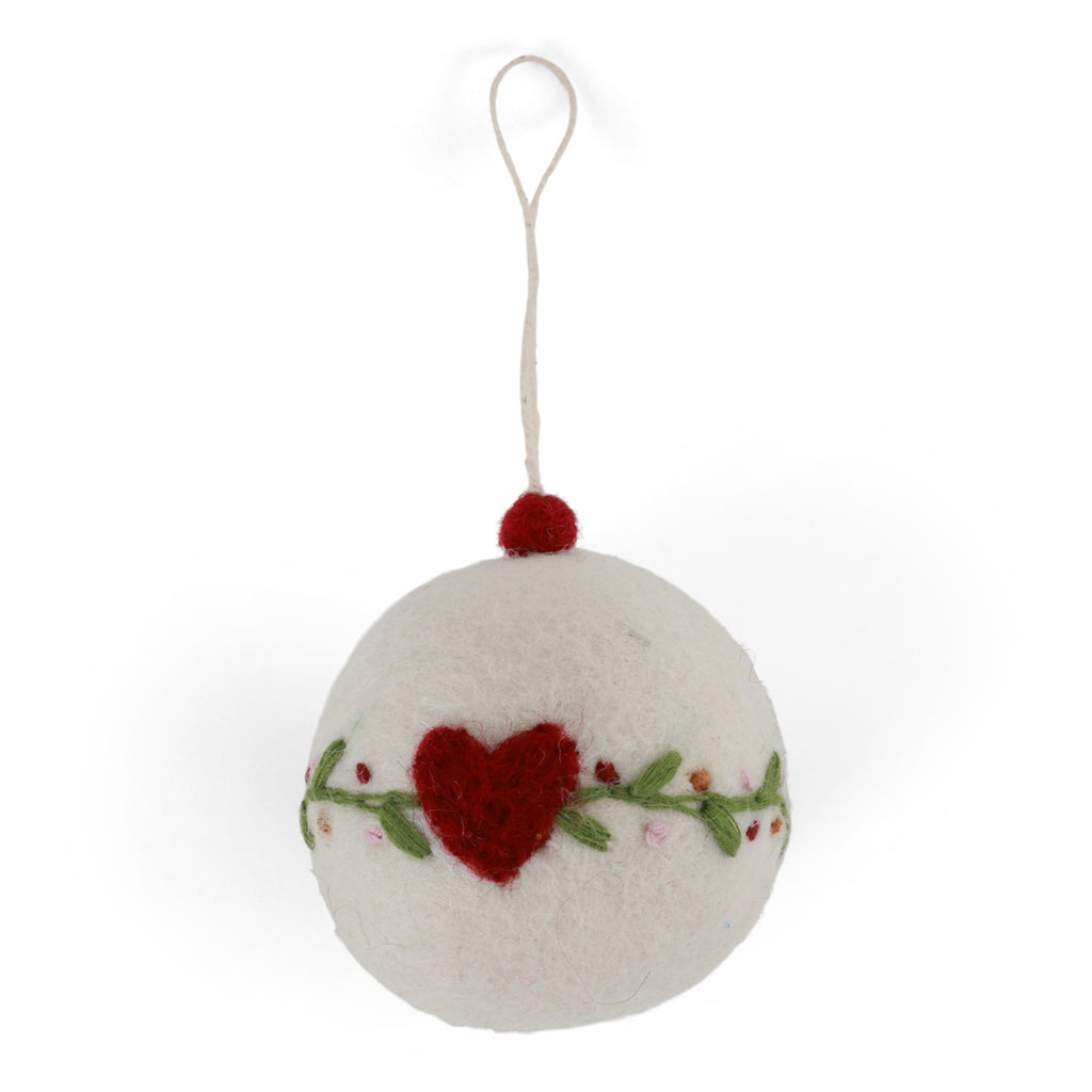 Handgefilzte Weihnachtskugel mit Herz von Gry & Sif – skandinavische Weihnachtsdeko aus Wolle.