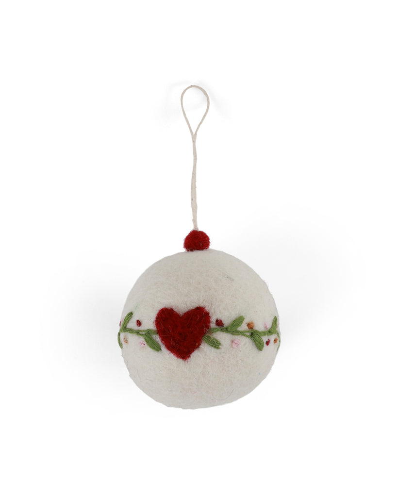 Handgefilzte Weihnachtskugel mit Herz von Gry & Sif – skandinavische Weihnachtsdeko aus Wolle.