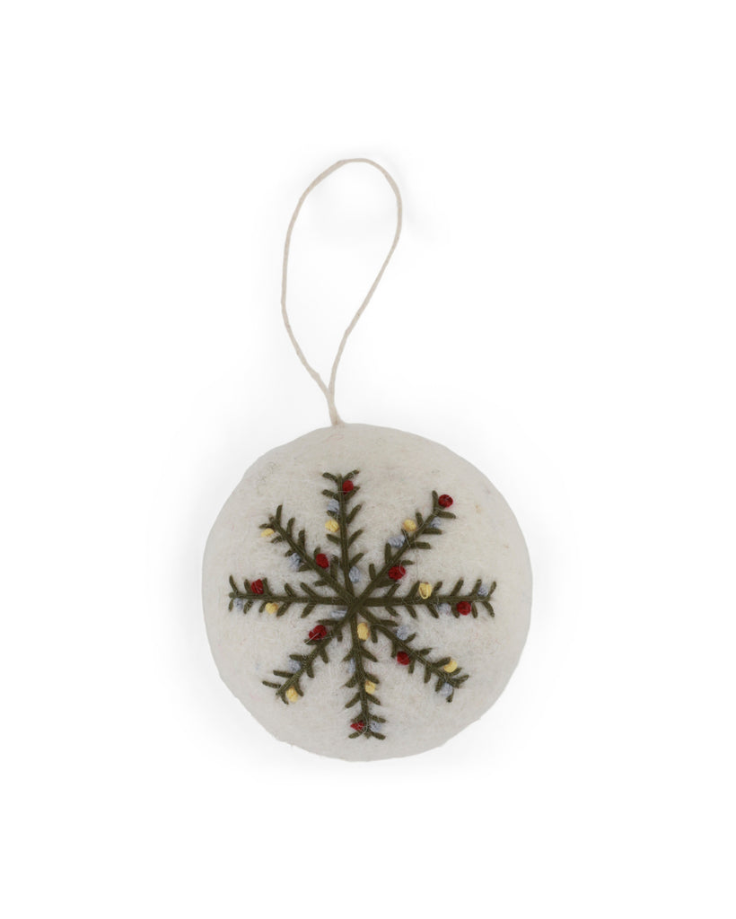 Weiße, handgefilzte Weihnachtskugel mit gestickter Schneeflocke von Gry & Sif – stilvolle skandinavische Weihnachtsdekoration aus Filz.