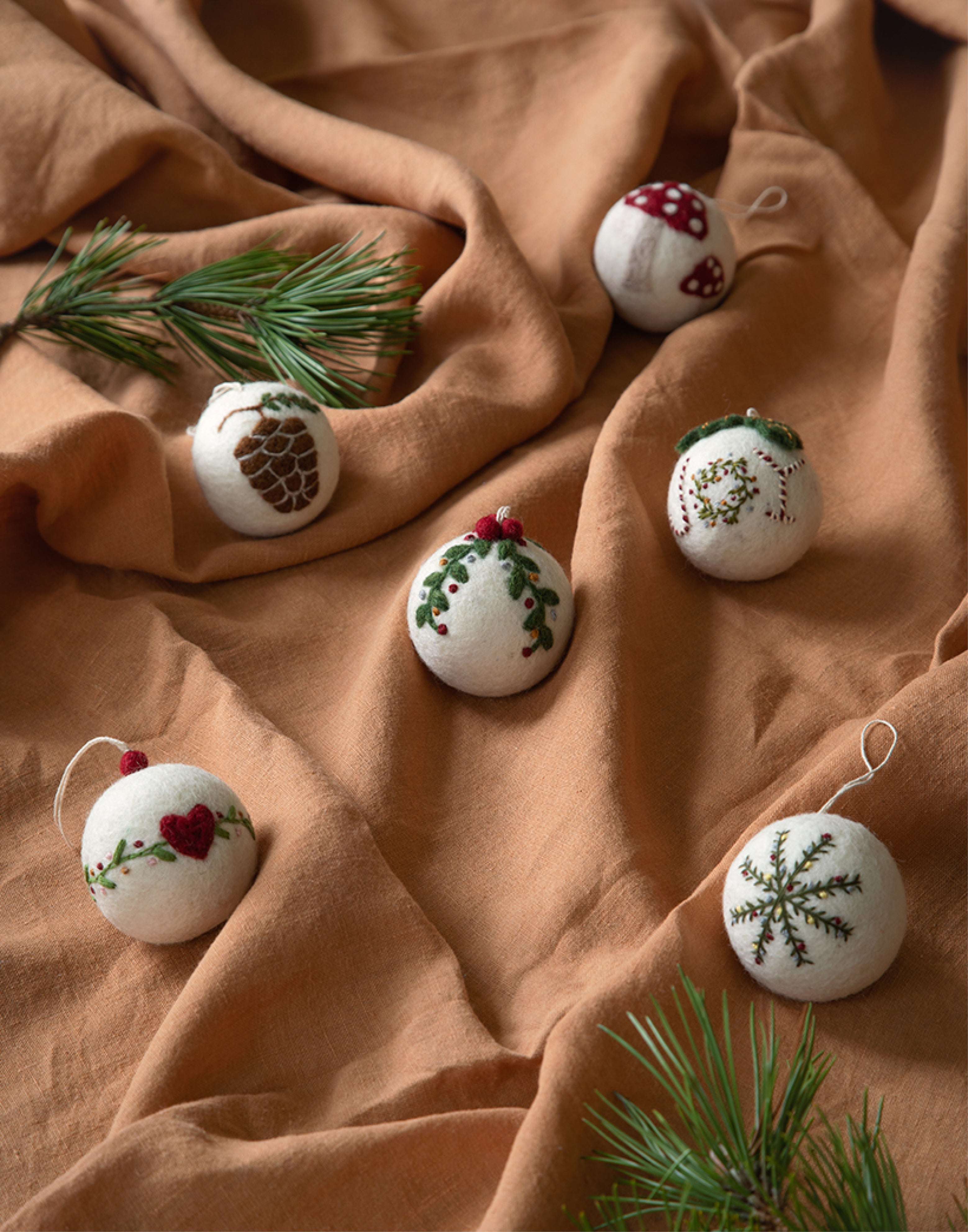 Kollektion von bestickten Weihnachtskugeln von Gry & Sif – stilvolle skandinavische Weihnachtsdekoration aus Filz.