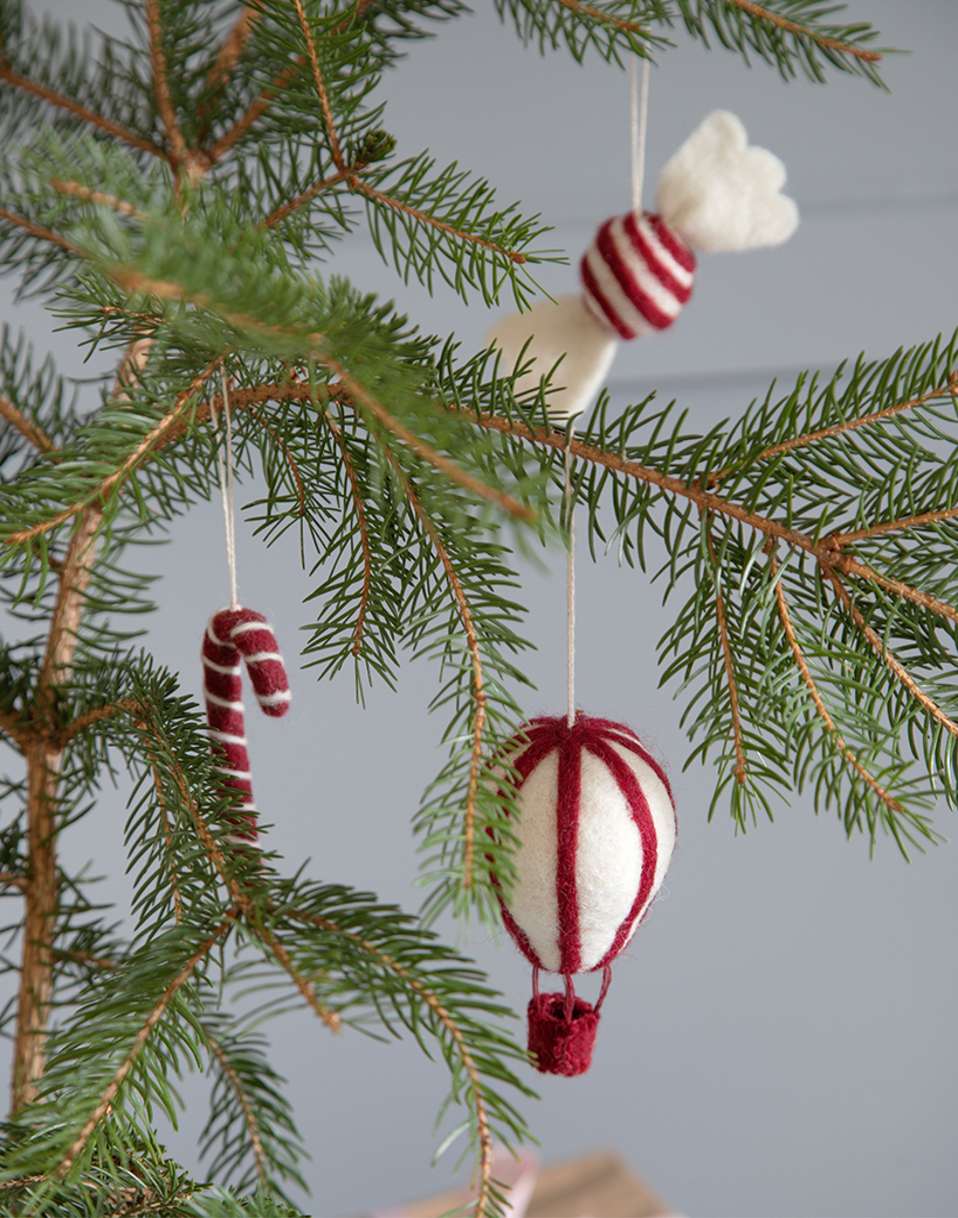 Dekorierte Filzanhänger Bonbons und Zuckerstange von Gry und Sif, handgefertigt und fairtrade jetzt bei Gartenzauber entdecken 