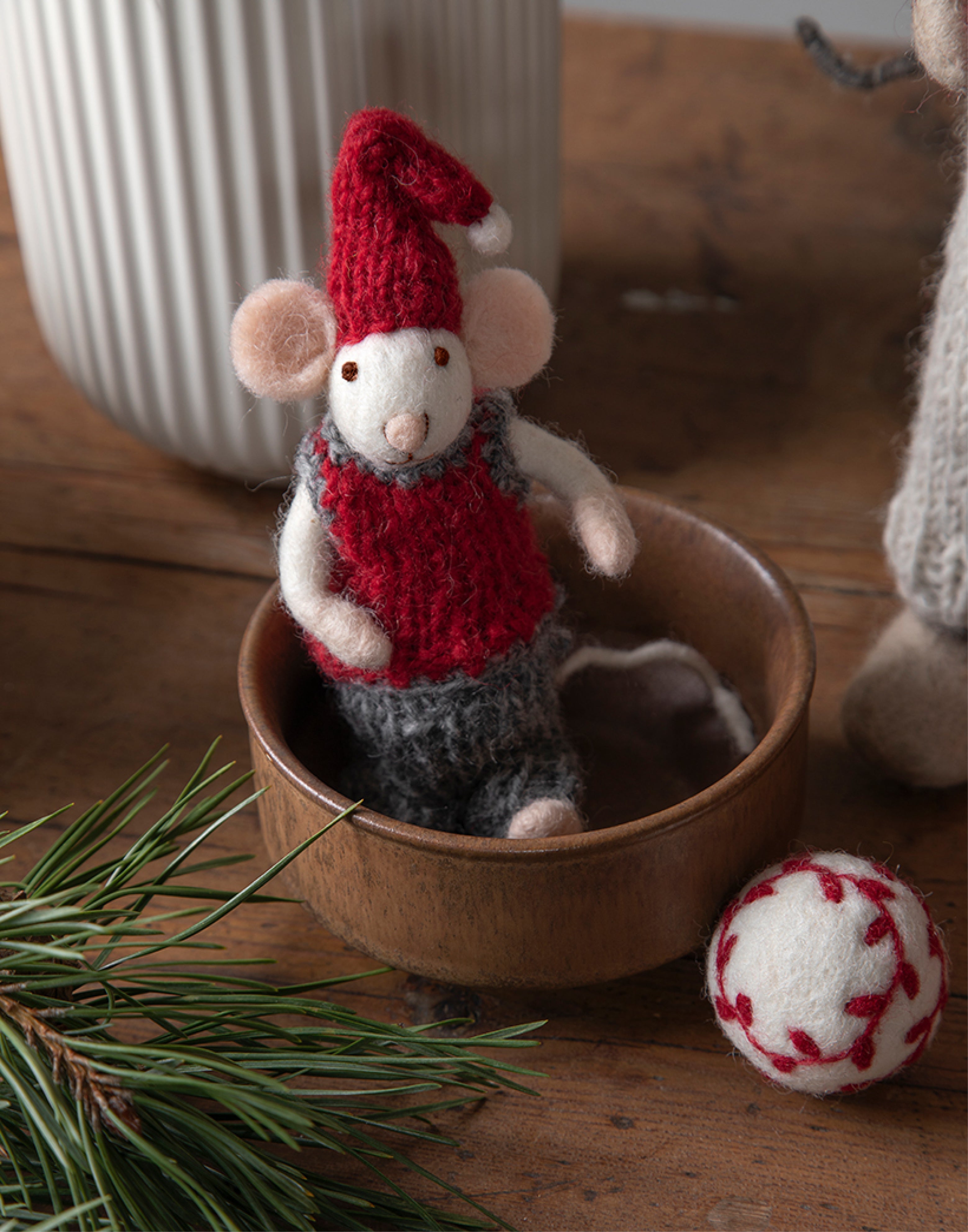 Filzanhaenger weisser Mausjunge mit Weste von Gry und Sif, fairtarde und hangefertigt erhältlich bei Gartenzauber