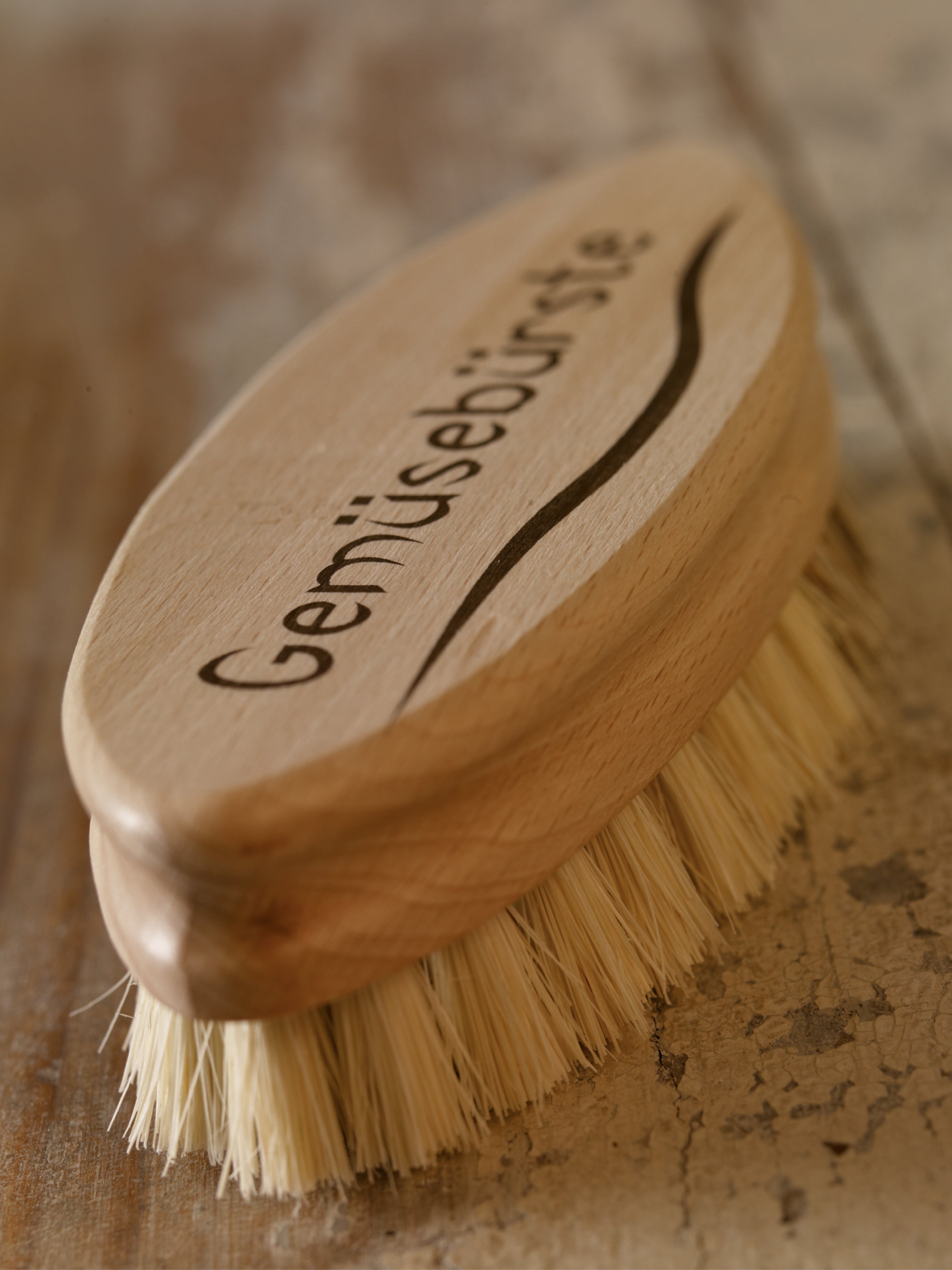 Die Gemüsebürste von Bürstenhaus Redecker aus Buchenholz mit Natur Borsten