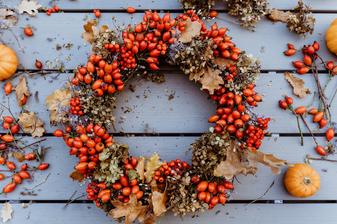 Dekorativer Kranz aus Hagebutten, Eichenblättern und Hortensienblüten – Herbstdeko im Garten