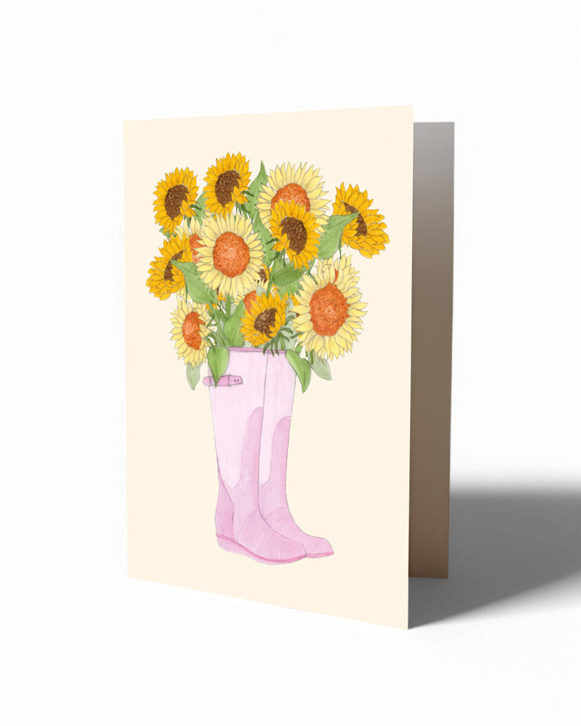 Handgezeichnete Klappkarte mit Sonnenblumenstrauß in rosa Gummistiefeln aus der Gartenzauber Papeterie – fröhliches Blumenmotiv, liebevoll illustriert.