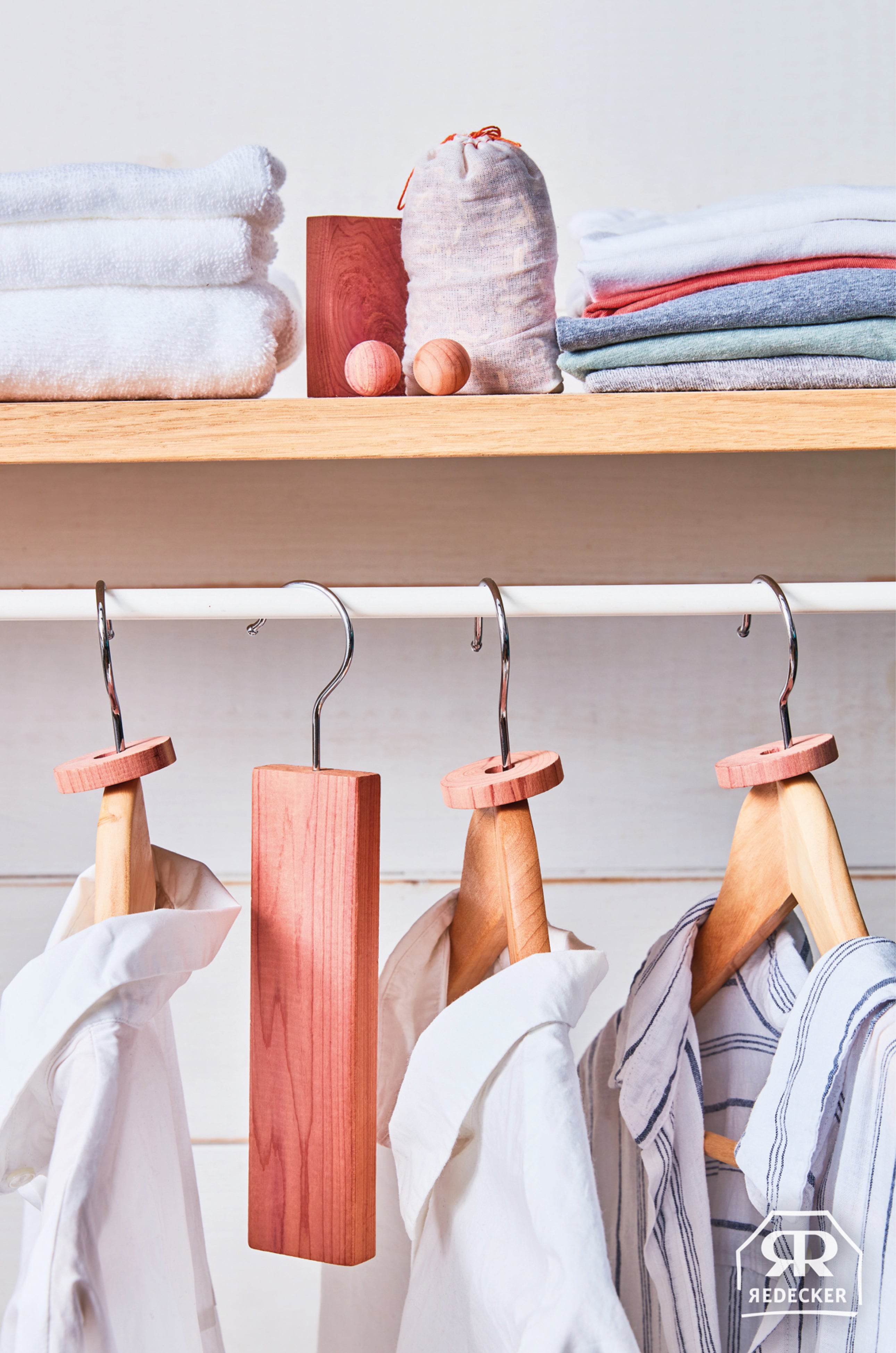 Mottenschutz aus Rot-Zedernholz am Kleiderhaken 