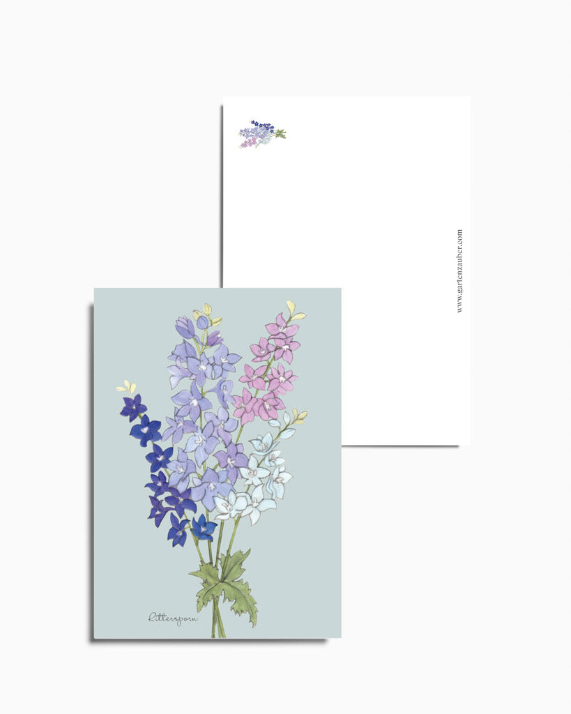 Postkarte mit handgezeichnetem Rittersporn-Motiv aus der Gartenzauber Papeterie – detailreiche Illustration in Blau- und Lilatönen.