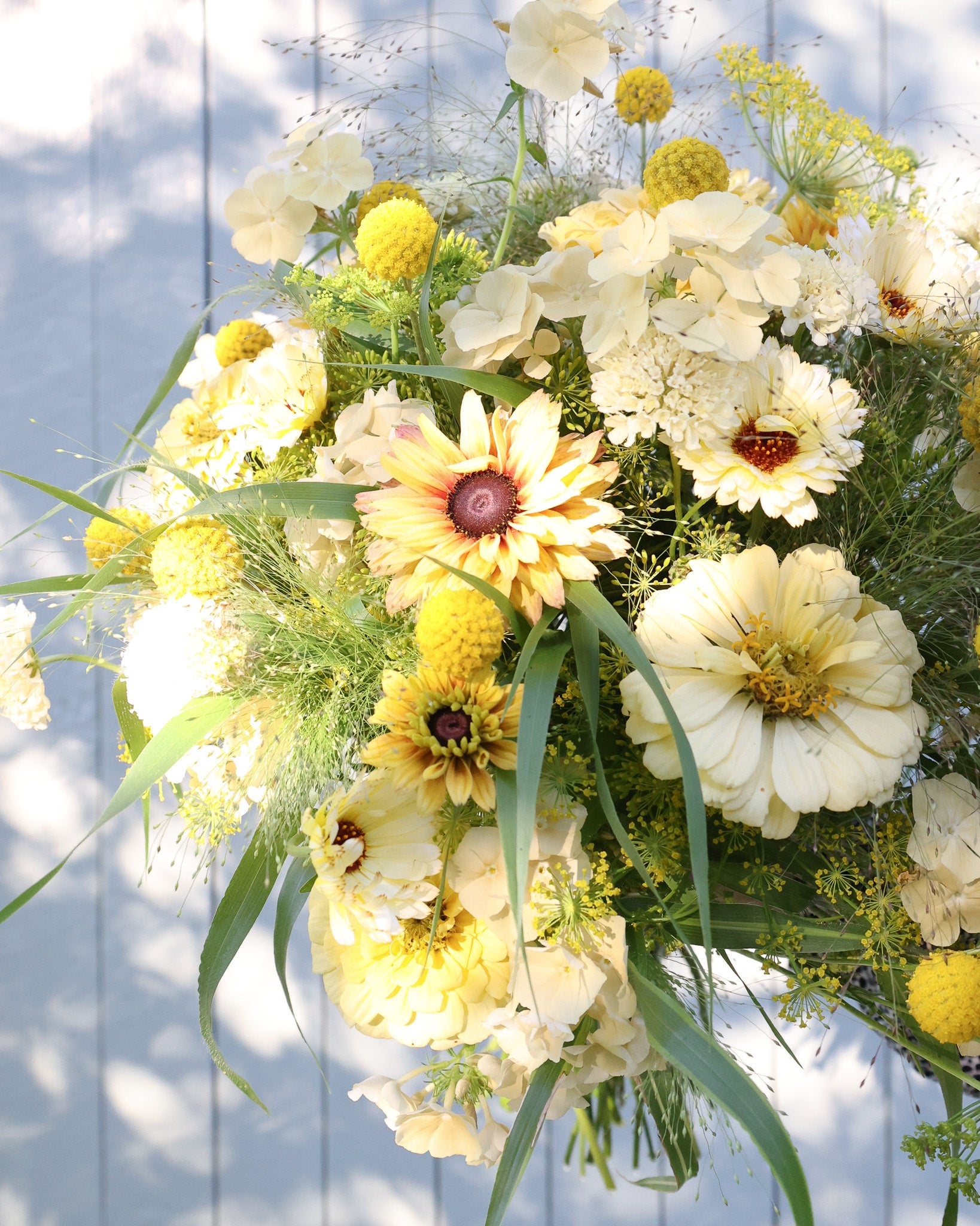 Locker gebundener Sommerstrauß aus dem Saatgutpaket Lemon Breeze in hellen Creme- und Zitronentönen.