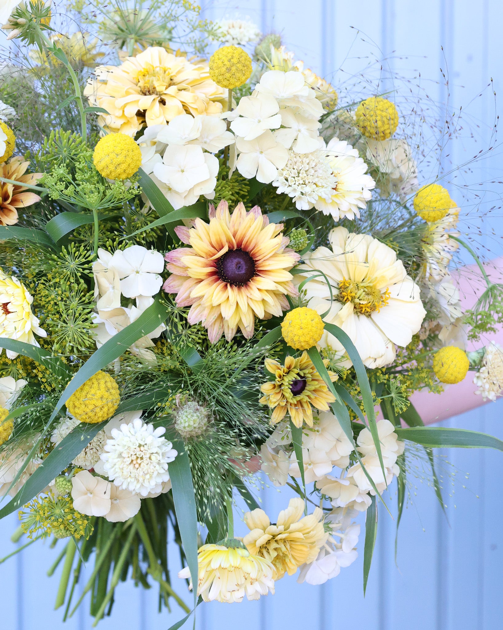 Locker gebundener Sommerstrauß aus dem Saatgutpaket Lemon Breeze in hellen Creme- und Zitronentönen.