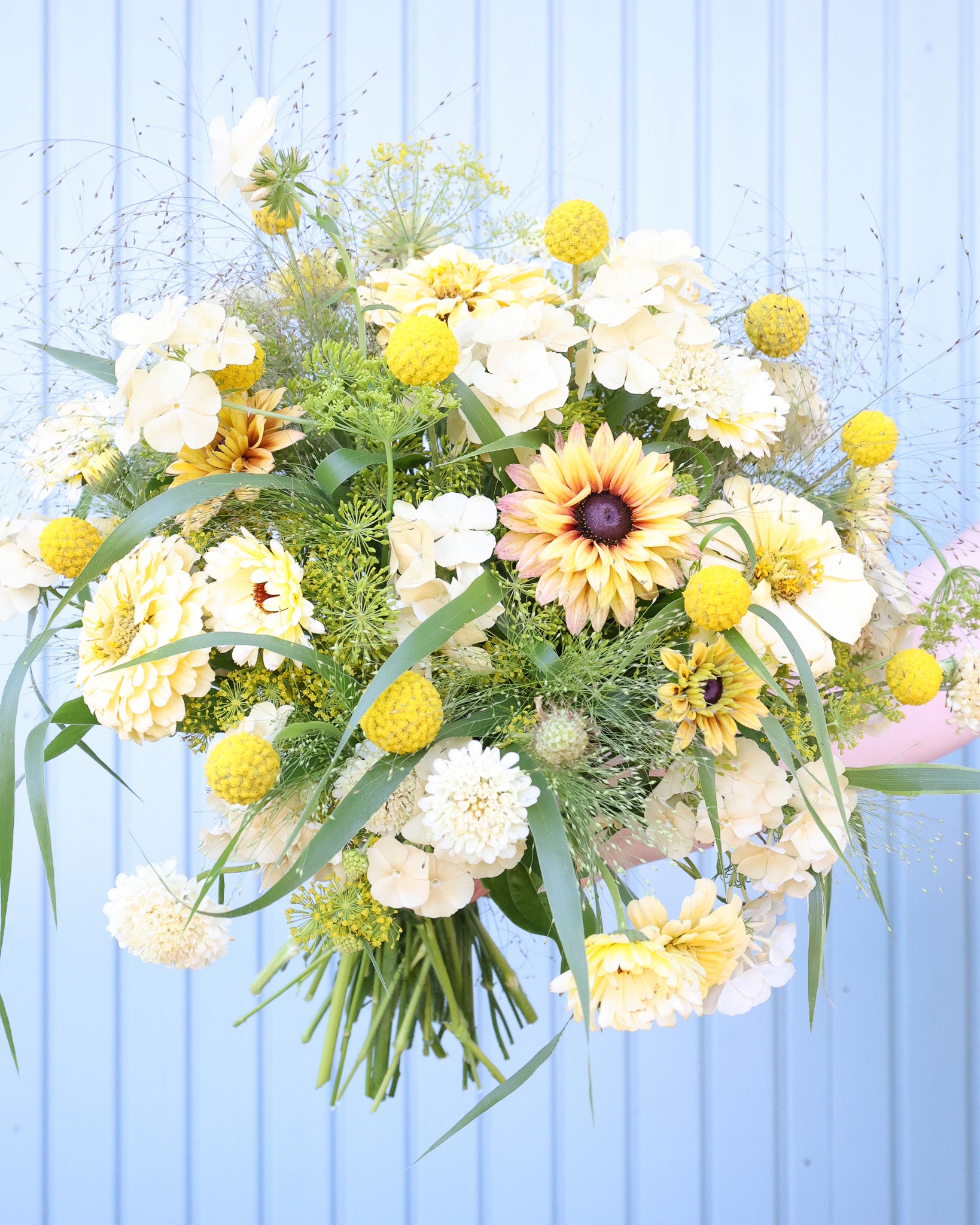 Locker gebundener Sommerstrauß aus dem Saatgutpaket Lemon Breeze in hellen Creme- und Zitronentönen.