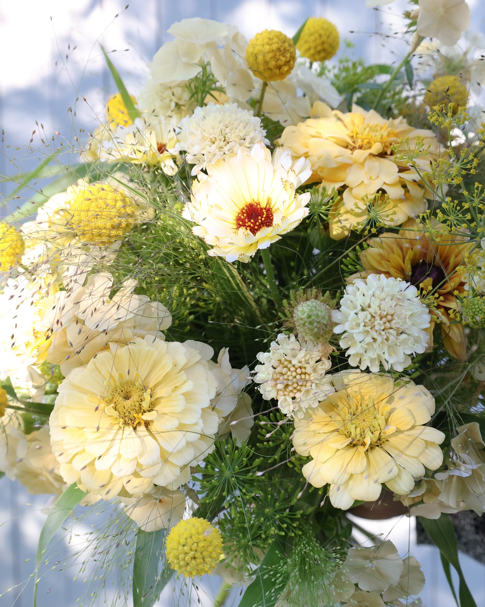 Locker gebundener Sommerstrauß aus dem Saatgutpaket Lemon Breeze in hellen Creme- und Zitronentönen.