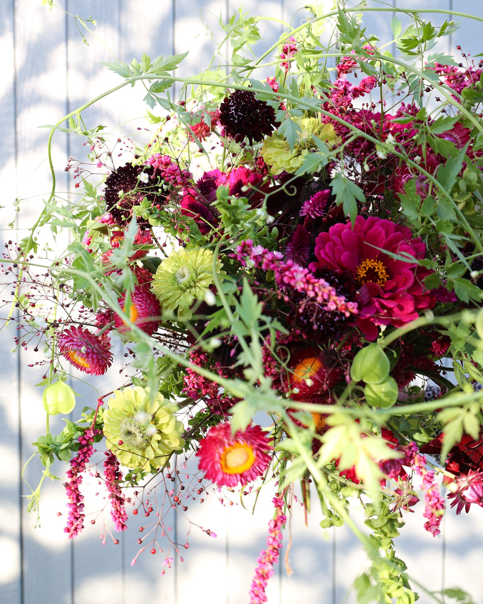 Locker gebundener Sommerstrauß aus dem Saatgutpaket Magenta Glow in kräftigen Pink- und Beerentönen.