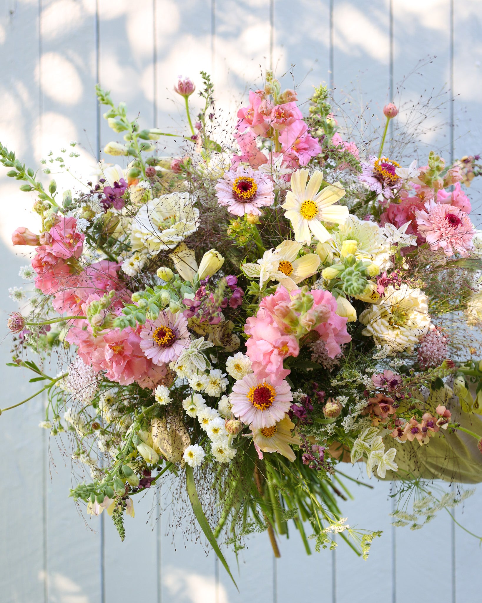 Locker gebundener Sommerstrauß aus dem Saatgutpaket Cotton Candy in zarten Rosa-, Weiß- und Cremetönen.