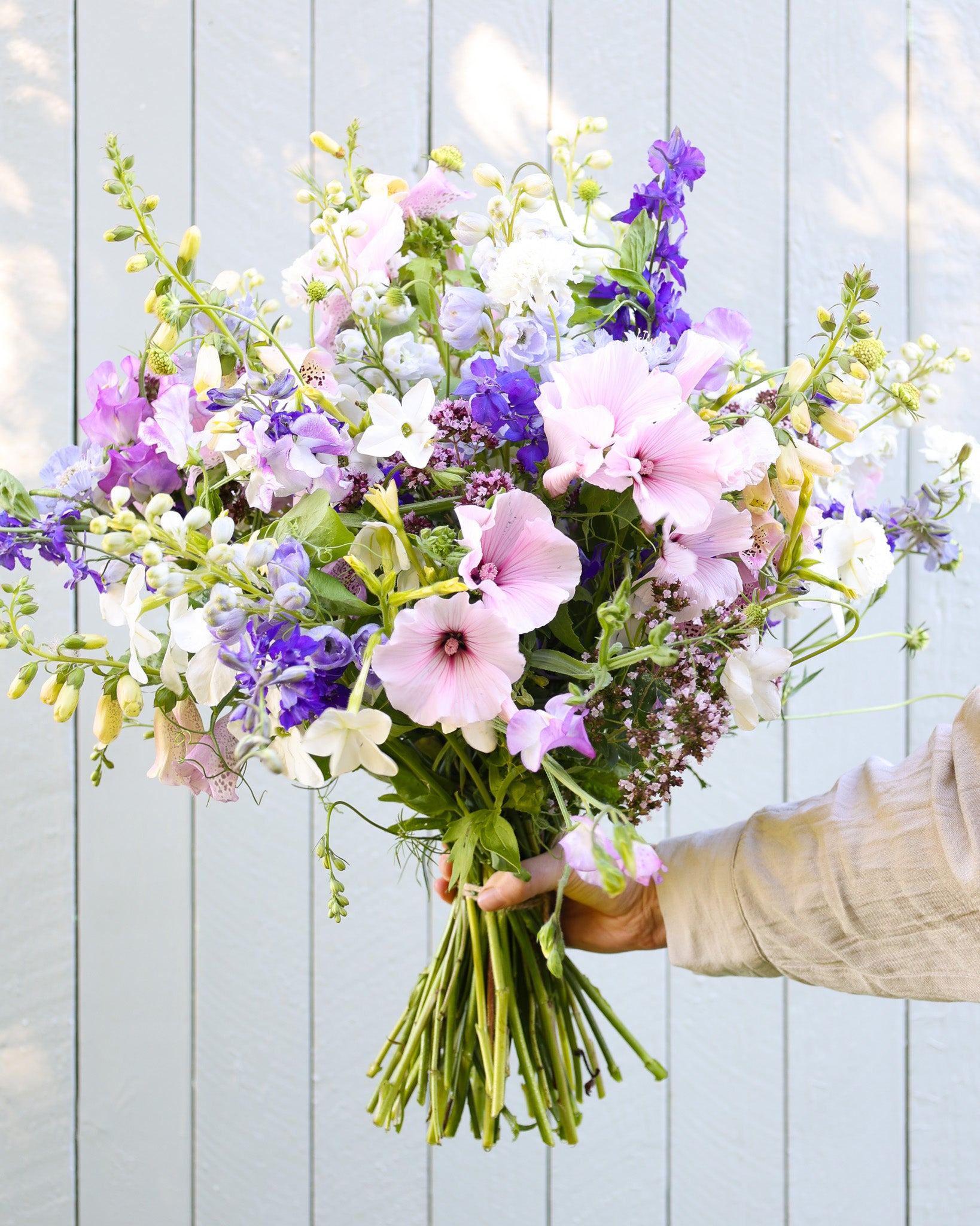 Eleganter Sommerstrauß aus dem Saatgutpaket Moonlight Bloom in Blau, Weiß und sanften Rosanuancen.