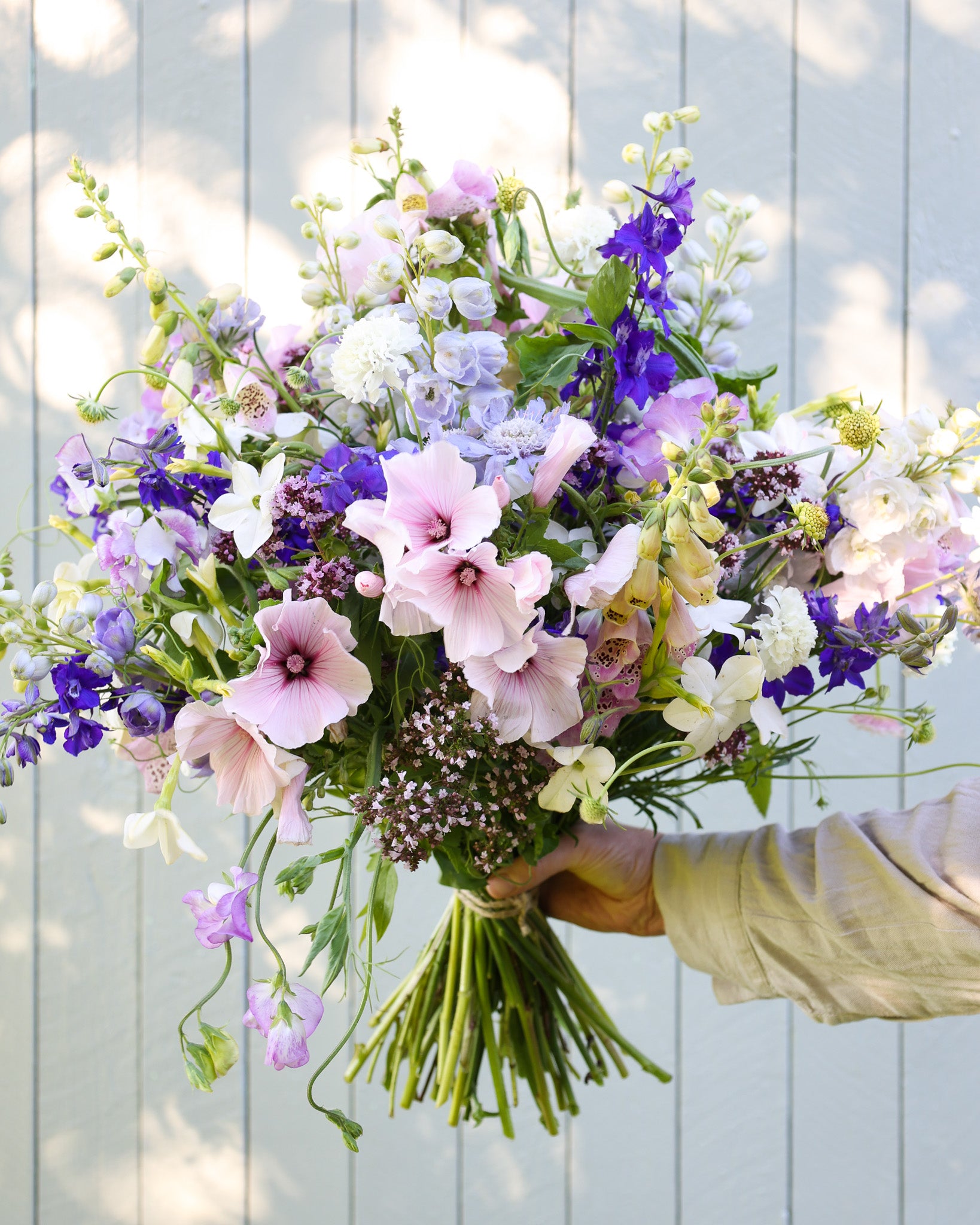 Eleganter Sommerstrauß aus dem Saatgutpaket Moonlight Bloom in Blau, Weiß und sanften Rosanuancen.