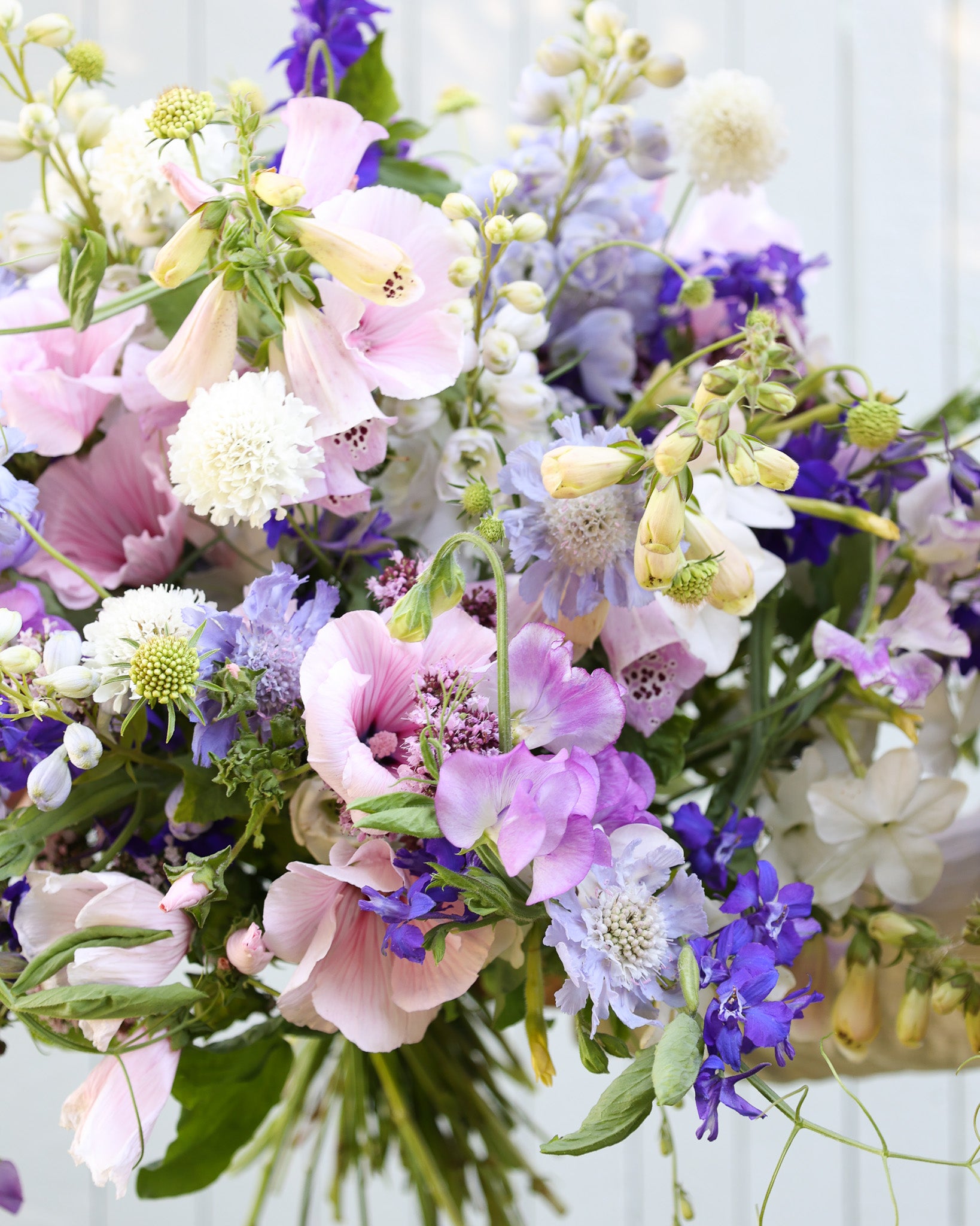 Eleganter Sommerstrauß aus dem Saatgutpaket Moonlight Bloom in Blau, Weiß und sanften Rosanuancen.
