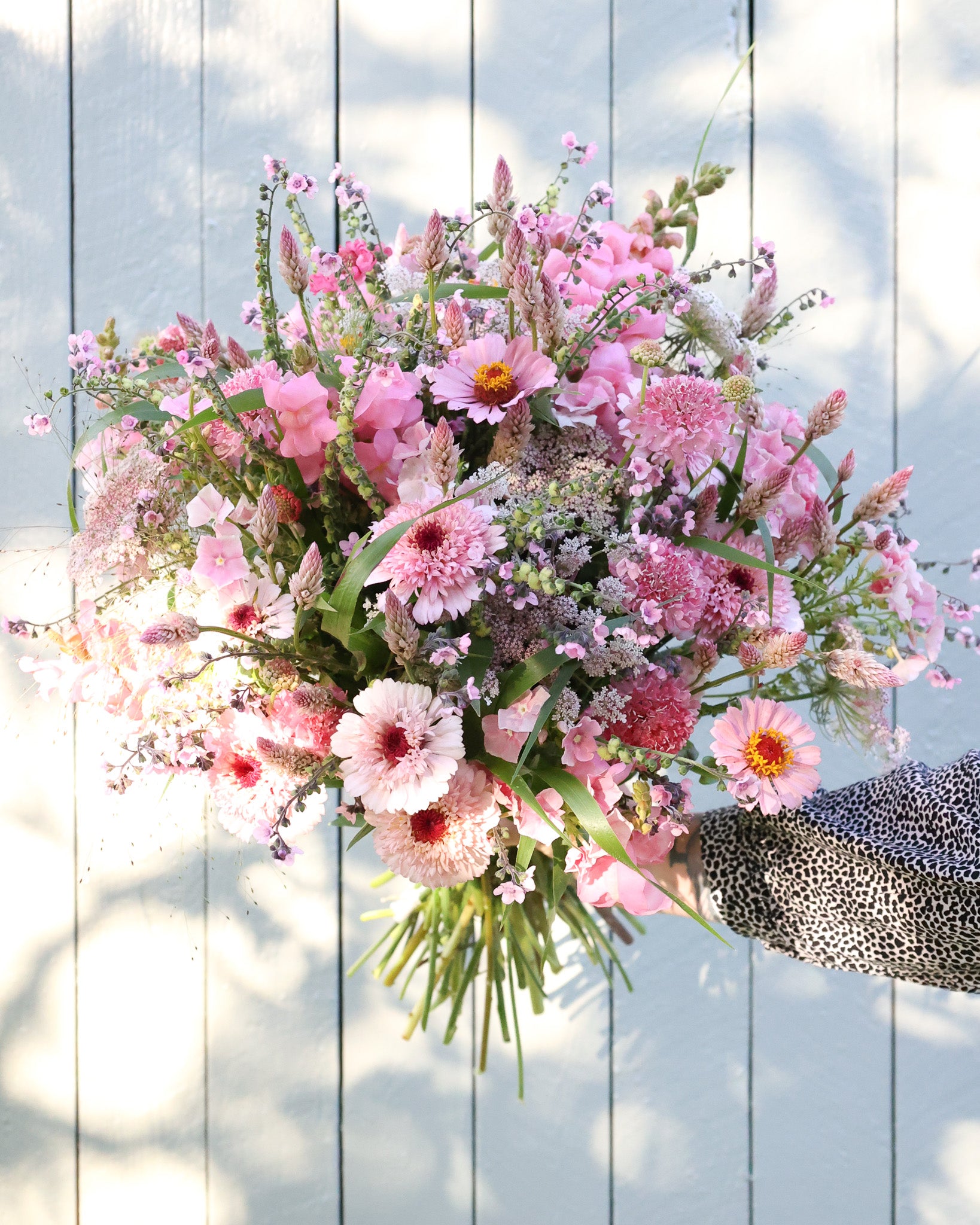 Locker gebundener Sommerstrauß aus dem Saatgutpaket Pink Harmony mit rosafarbenen und pastelligen Blüten.