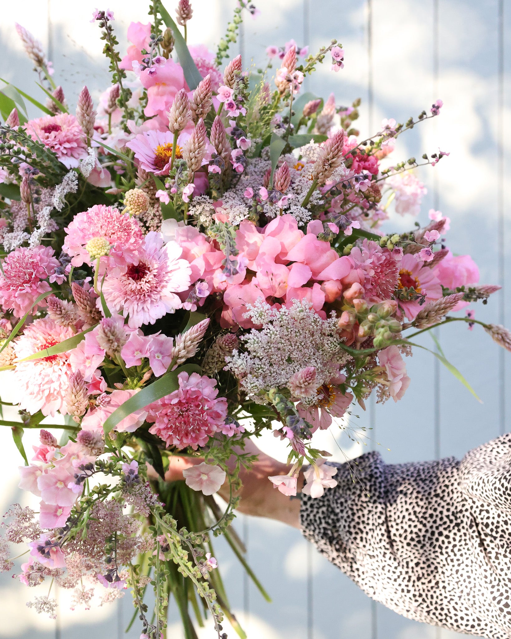 Locker gebundener Sommerstrauß aus dem Saatgutpaket Pink Harmony mit rosafarbenen und pastelligen Blüten.