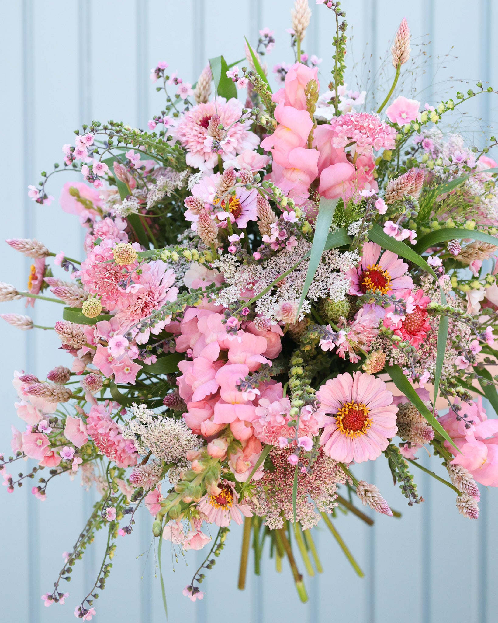 Locker gebundener Sommerstrauß aus dem Saatgutpaket Pink Harmony mit rosafarbenen und pastelligen Blüten.